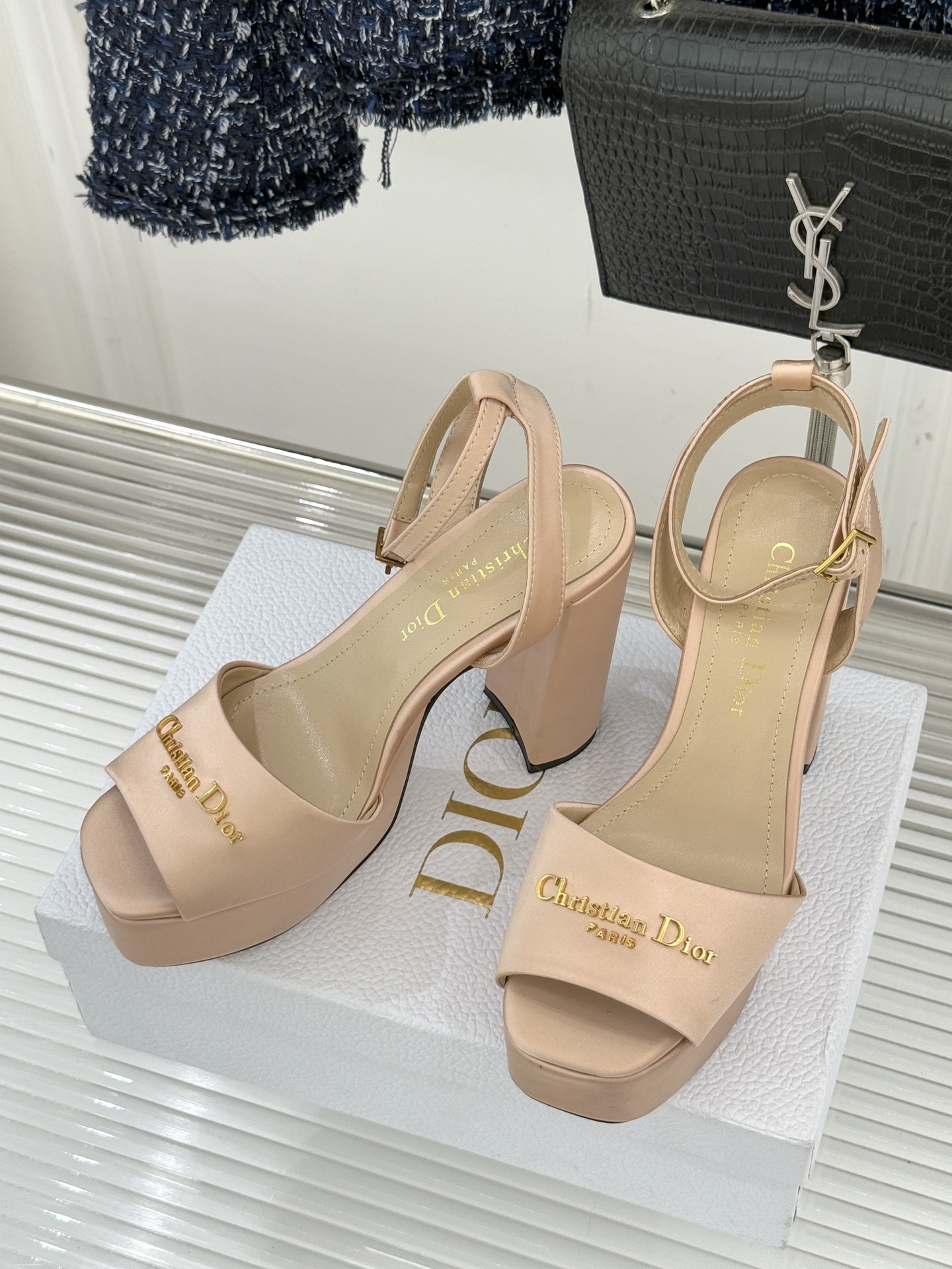 Dior26WF新品金属字母防水台高跟凉鞋D家工坊匠心演绎奢雅新章这款凉鞋堪称场合穿搭点睛之笔。甄选光泽