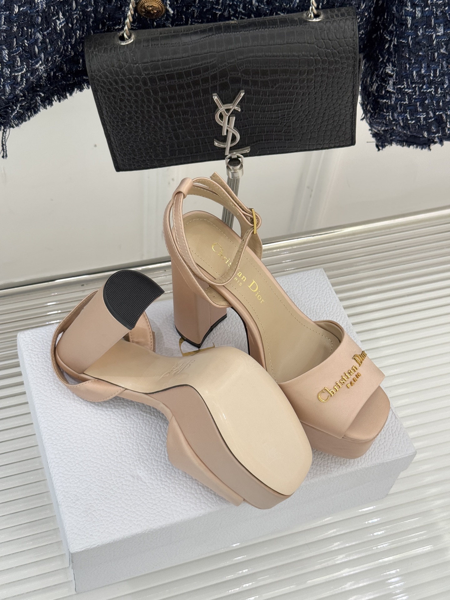 Dior26WF新品金属字母防水台高跟凉鞋D家工坊匠心演绎奢雅新章这款凉鞋堪称场合穿搭点睛之笔。甄选光泽