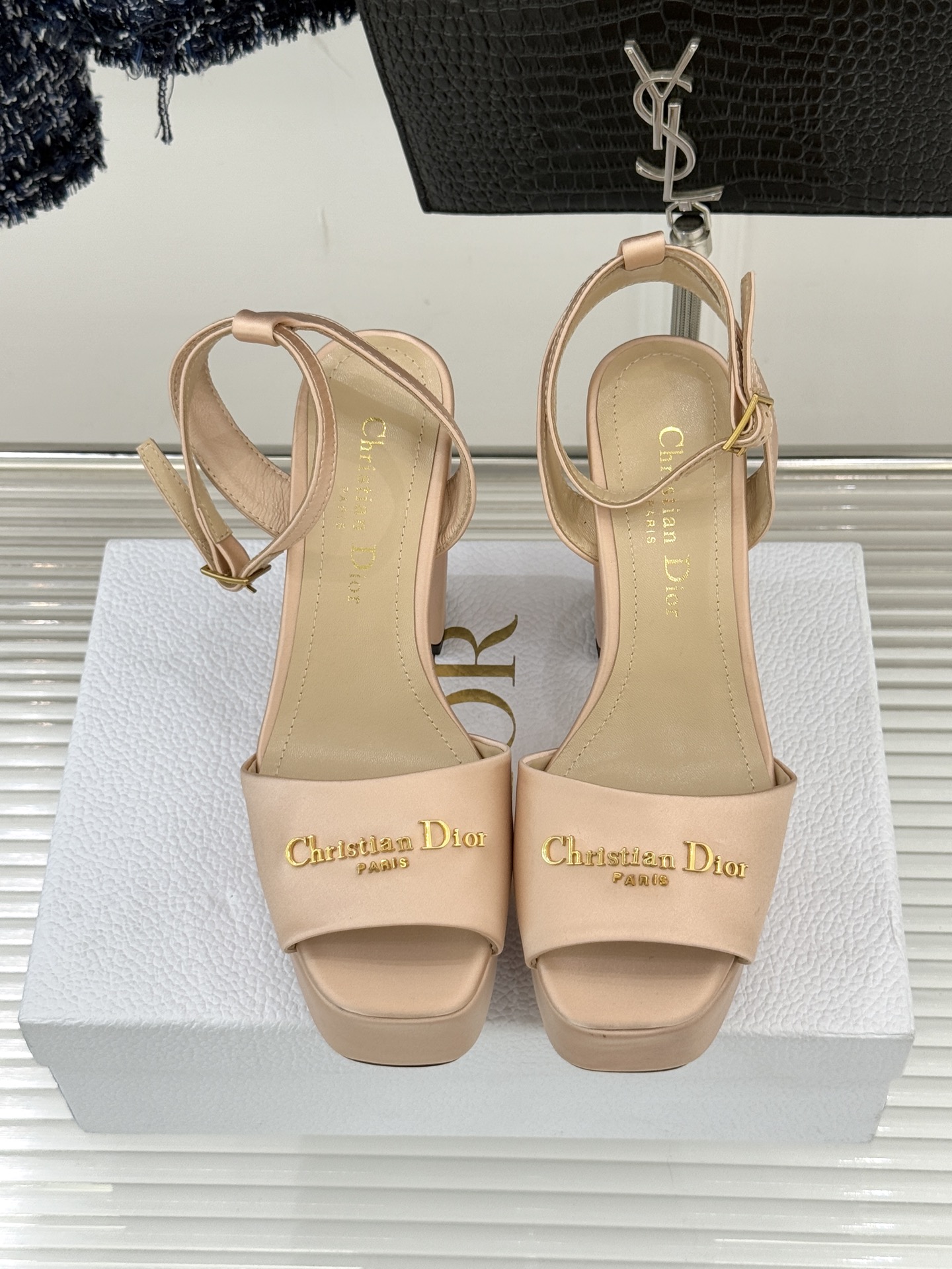 Dior26WF新品金属字母防水台高跟凉鞋D家工坊匠心演绎奢雅新章这款凉鞋堪称场合穿搭点睛之笔。甄选光泽