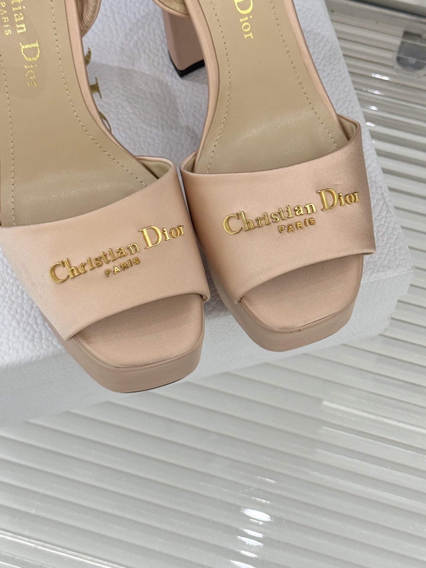 Dior26WF新品金属字母防水台高跟凉鞋D家工坊匠心演绎奢雅新章这款凉鞋堪称场合穿搭点睛之笔。甄选光泽