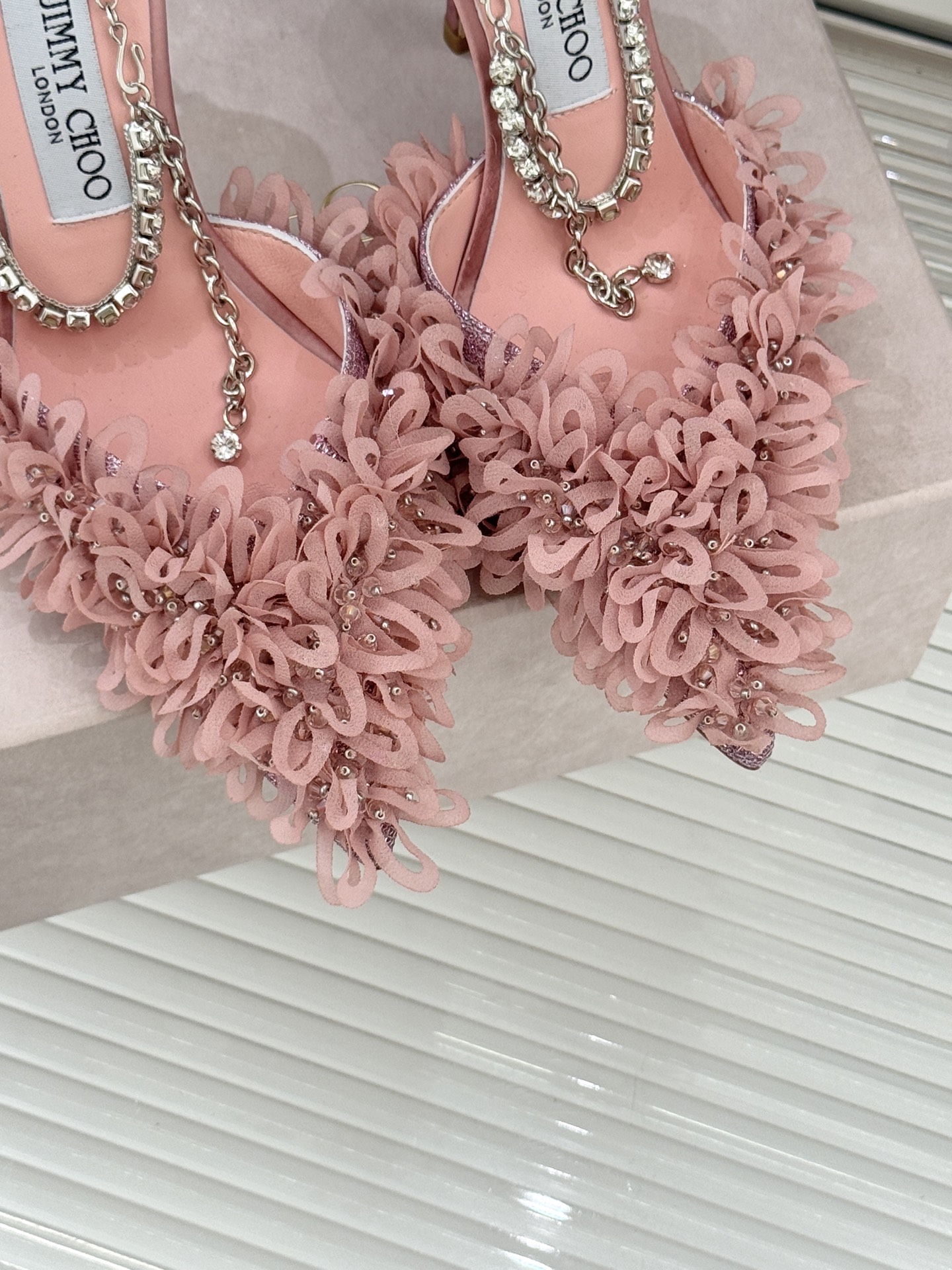 Jimmy Choo/吉米周26WF新品水钻链条缎面花瓣高跟凉鞋意大利奢造工艺赋能26WF新风尚这双高跟