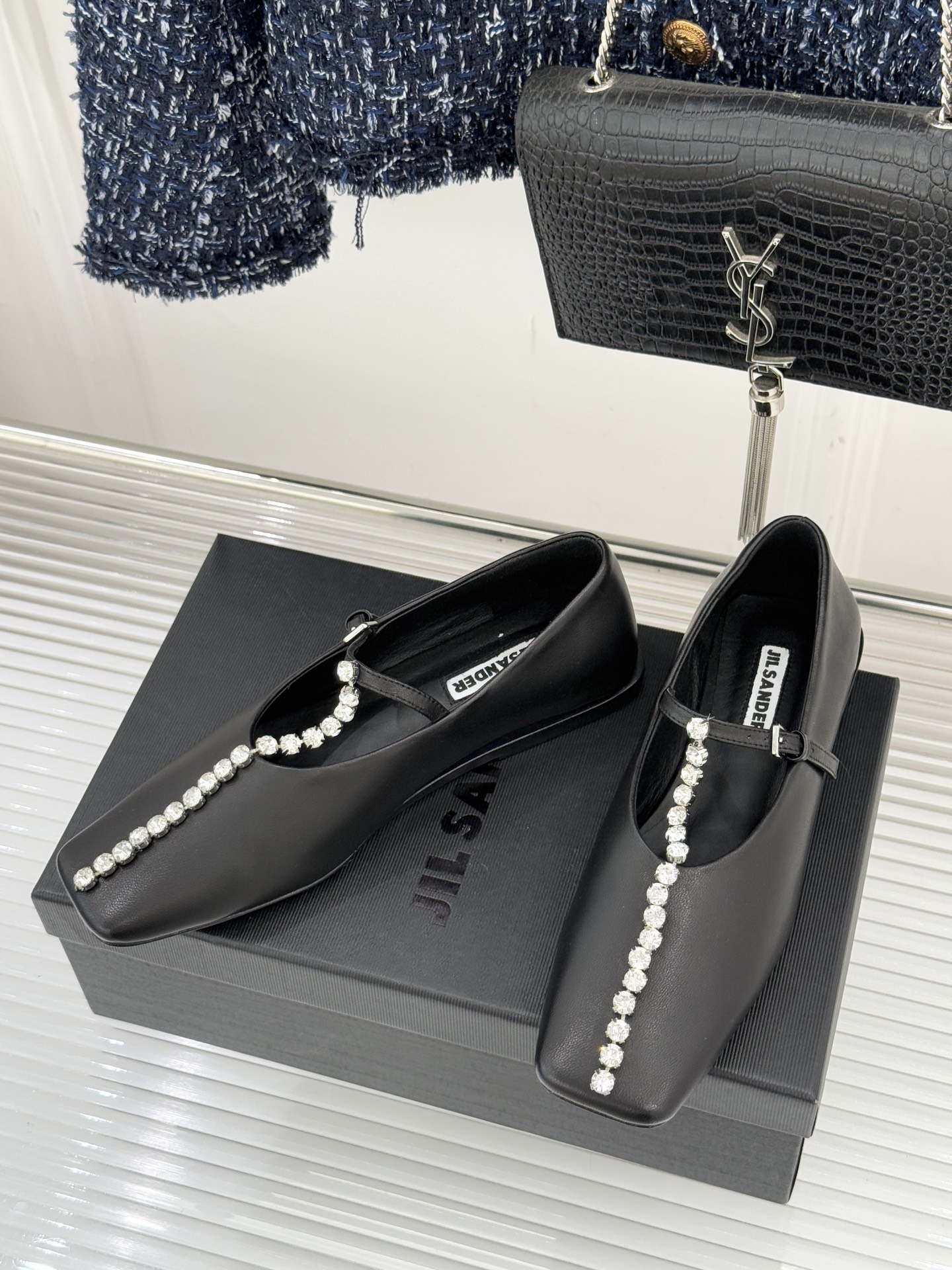 Jil Sander/吉尔桑达26WF水钻大方头平底玛丽珍鞋以极简美学诠释奢雅格调这款玛丽珍鞋堪称质感典