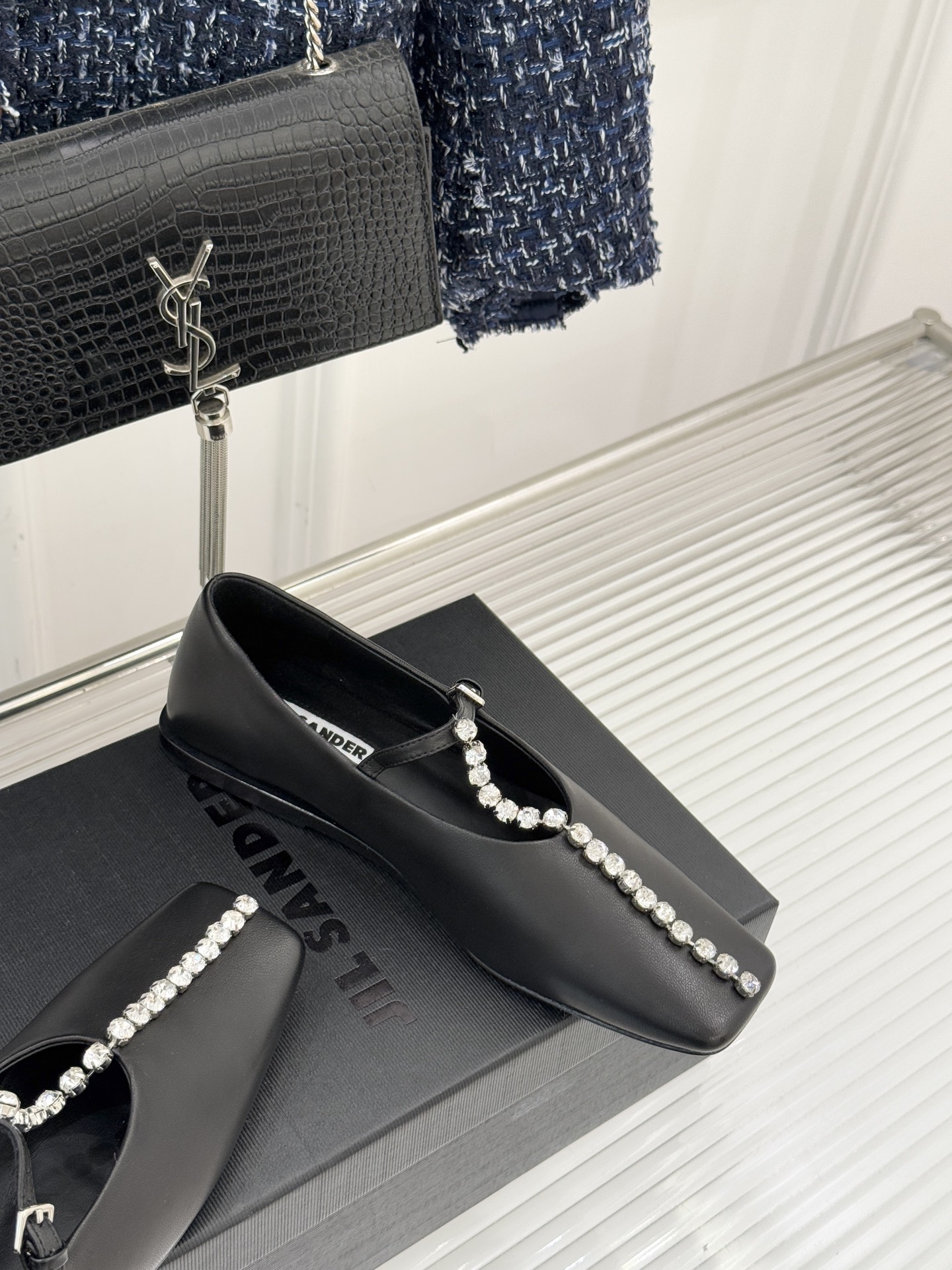 Jil Sander/吉尔桑达26WF水钻大方头平底玛丽珍鞋以极简美学诠释奢雅格调这款玛丽珍鞋堪称质感典