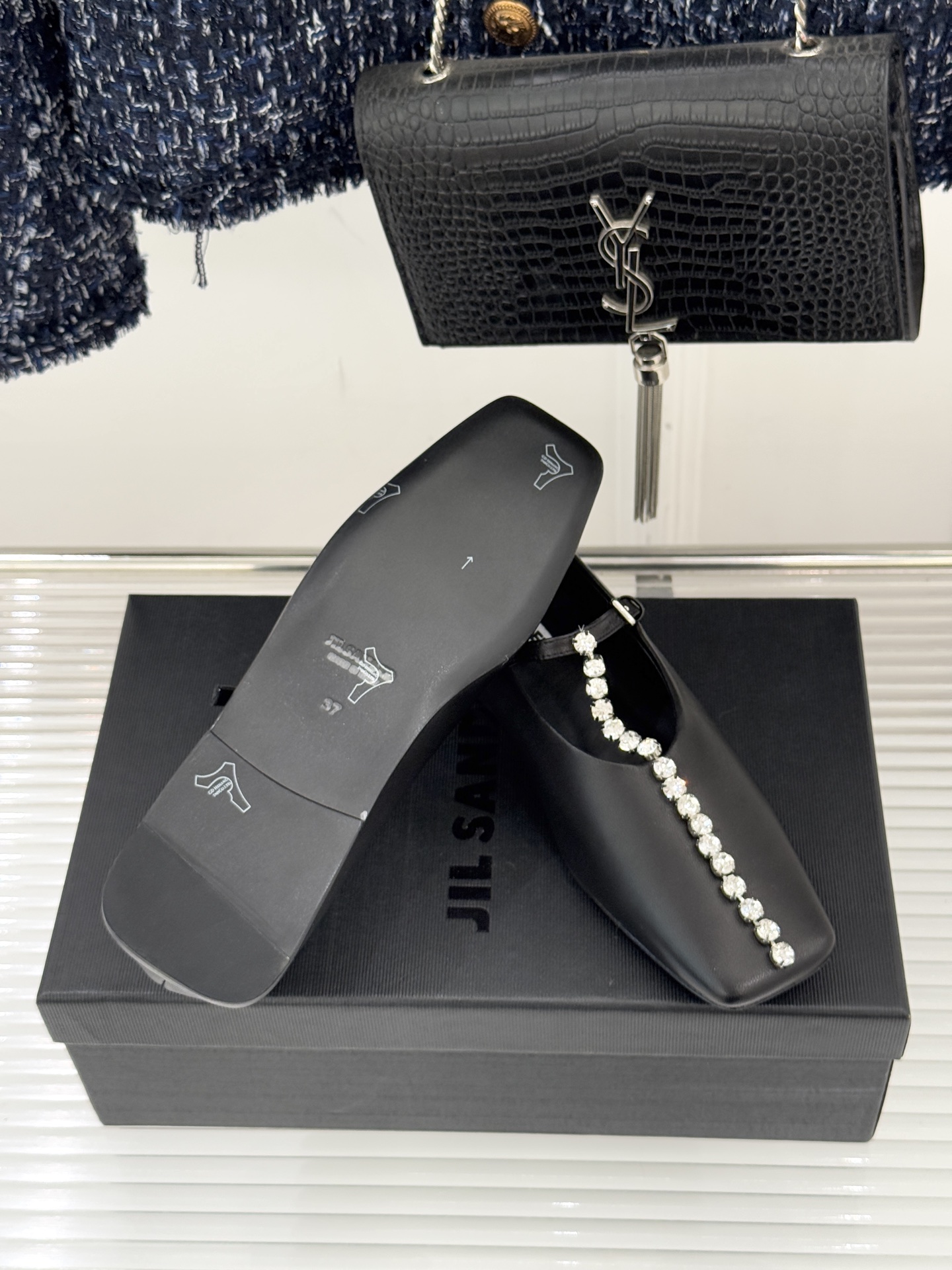 Jil Sander/吉尔桑达26WF水钻大方头平底玛丽珍鞋以极简美学诠释奢雅格调这款玛丽珍鞋堪称质感典