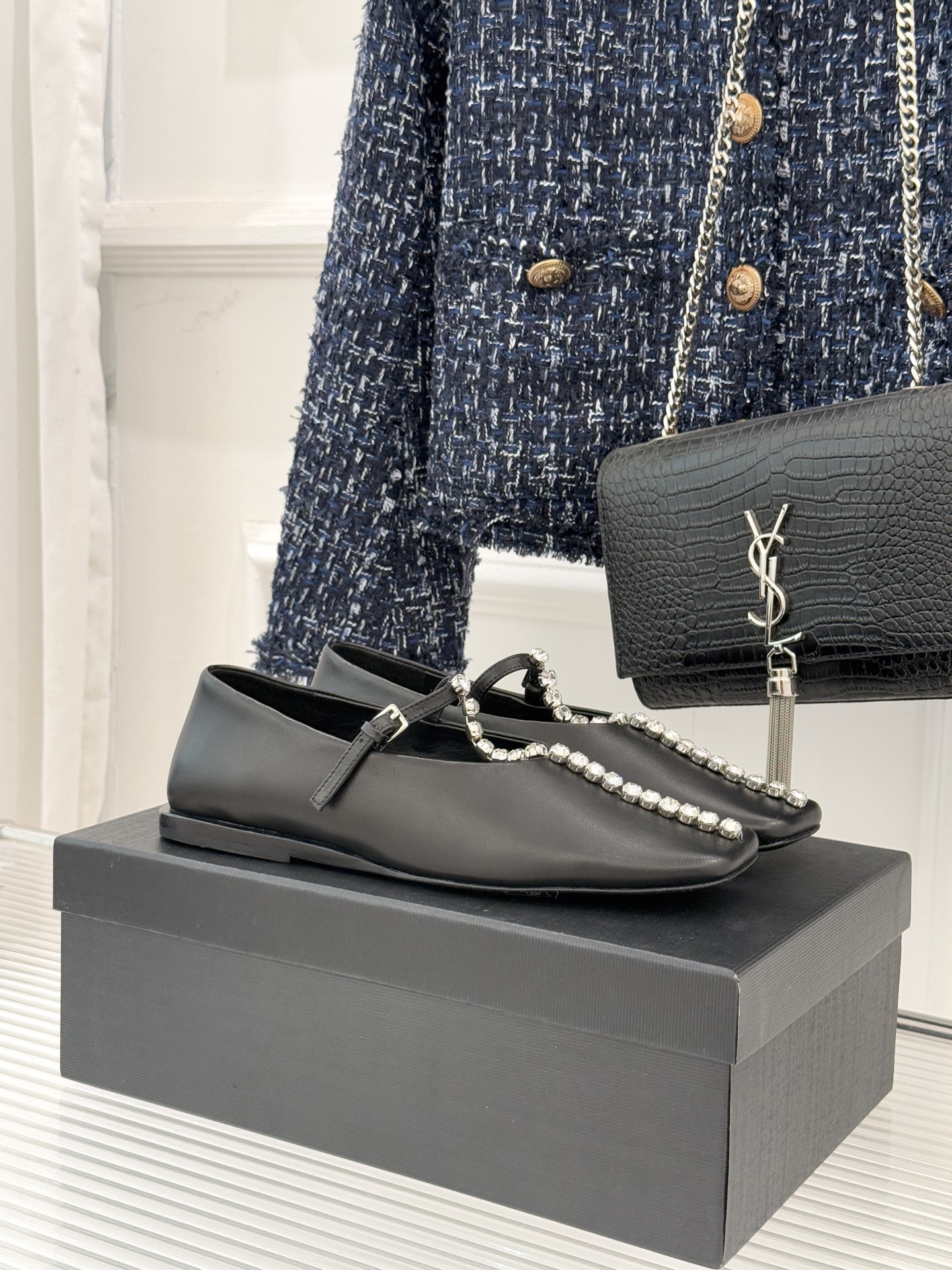 Jil Sander/吉尔桑达26WF水钻大方头平底玛丽珍鞋以极简美学诠释奢雅格调这款玛丽珍鞋堪称质感典