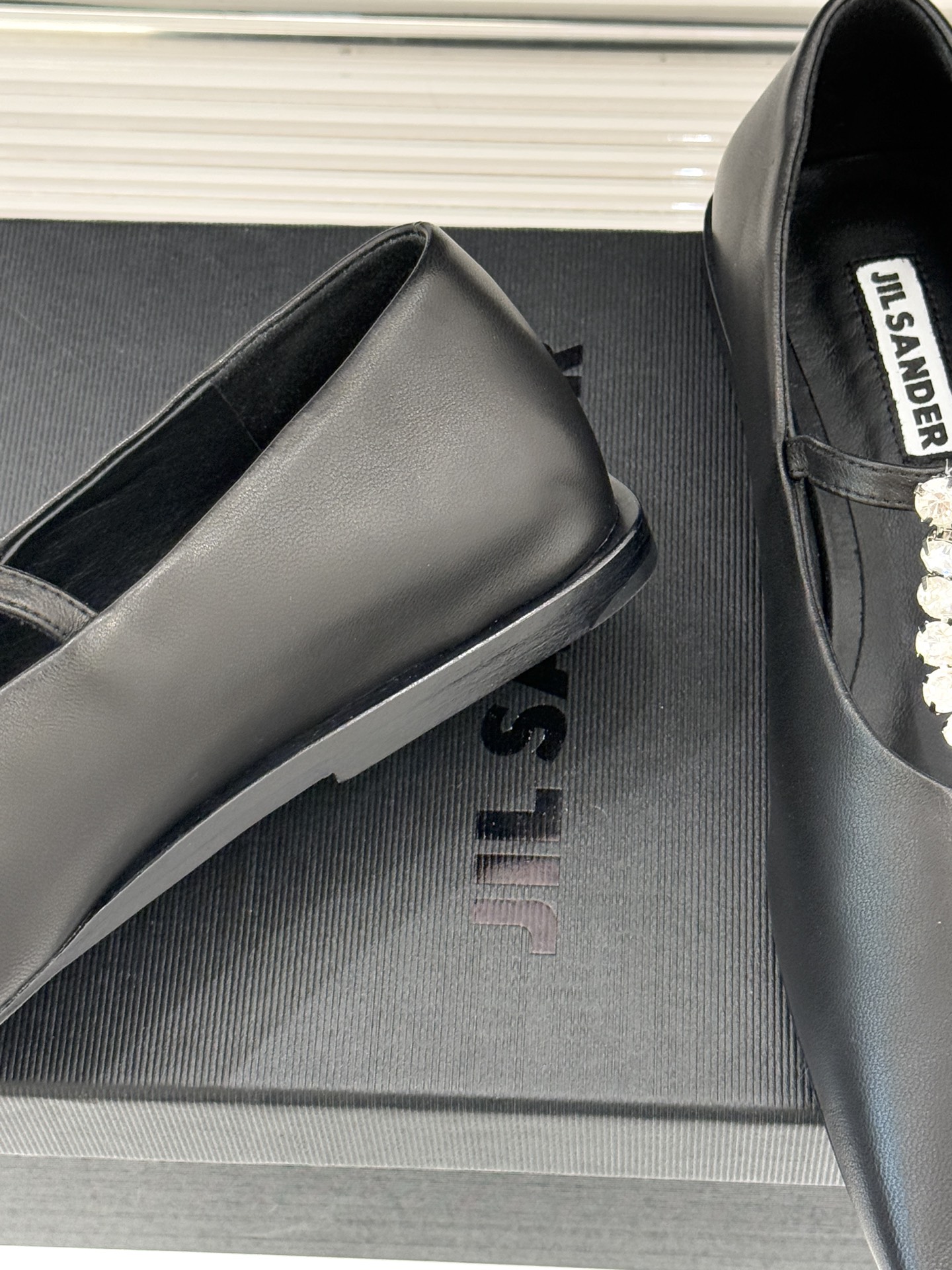 Jil Sander/吉尔桑达26WF水钻大方头平底玛丽珍鞋以极简美学诠释奢雅格调这款玛丽珍鞋堪称质感典