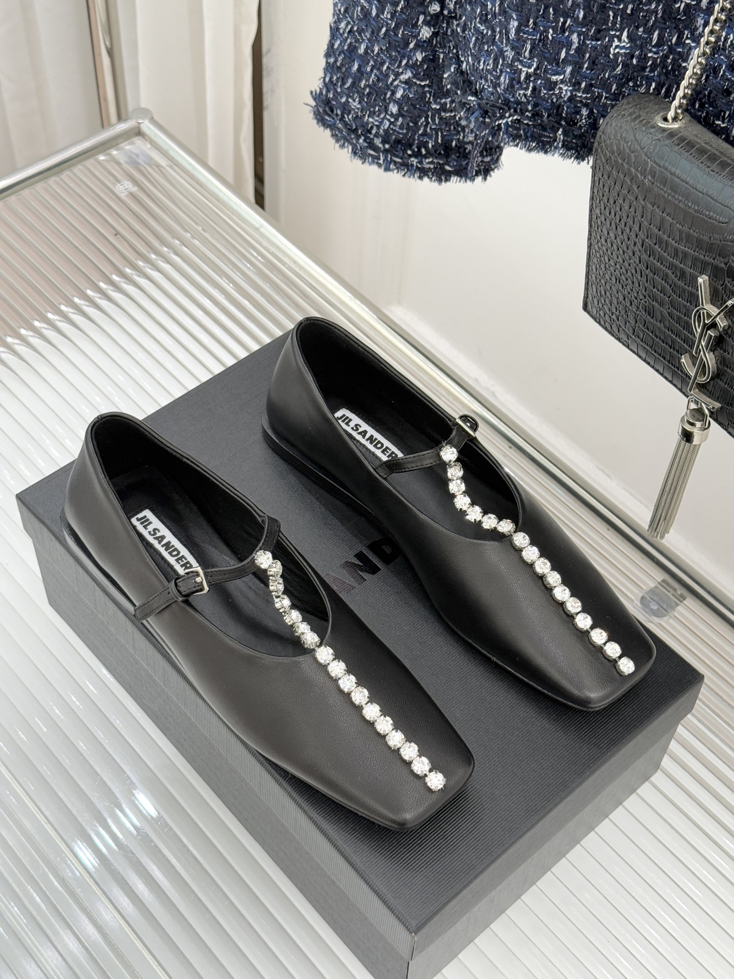 Jil Sander/吉尔桑达26WF水钻大方头平底玛丽珍鞋以极简美学诠释奢雅格调这款玛丽珍鞋堪称质感典