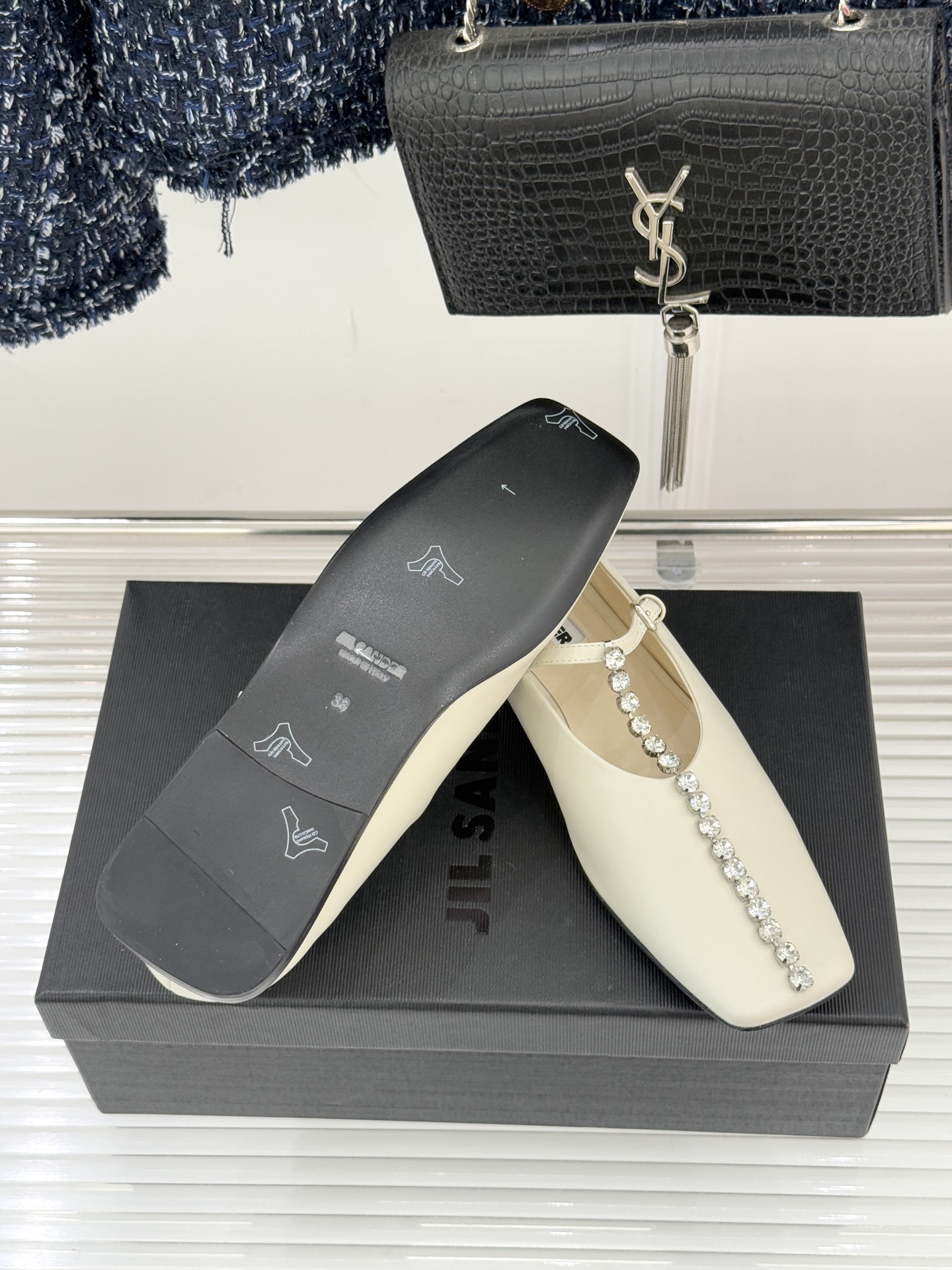Jil Sander/吉尔桑达26WF水钻大方头平底玛丽珍鞋以极简美学诠释奢雅格调这款玛丽珍鞋堪称质感典