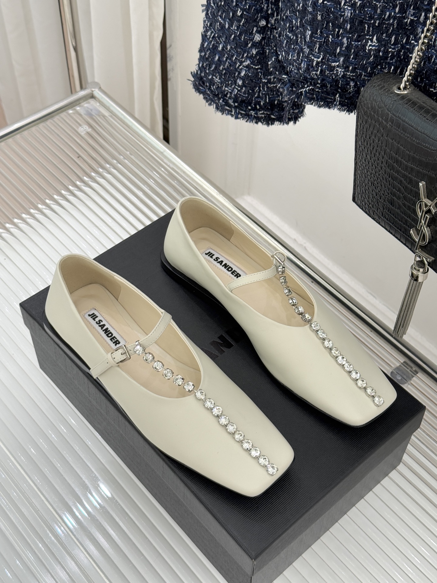Jil Sander/吉尔桑达26WF水钻大方头平底玛丽珍鞋以极简美学诠释奢雅格调这款玛丽珍鞋堪称质感典