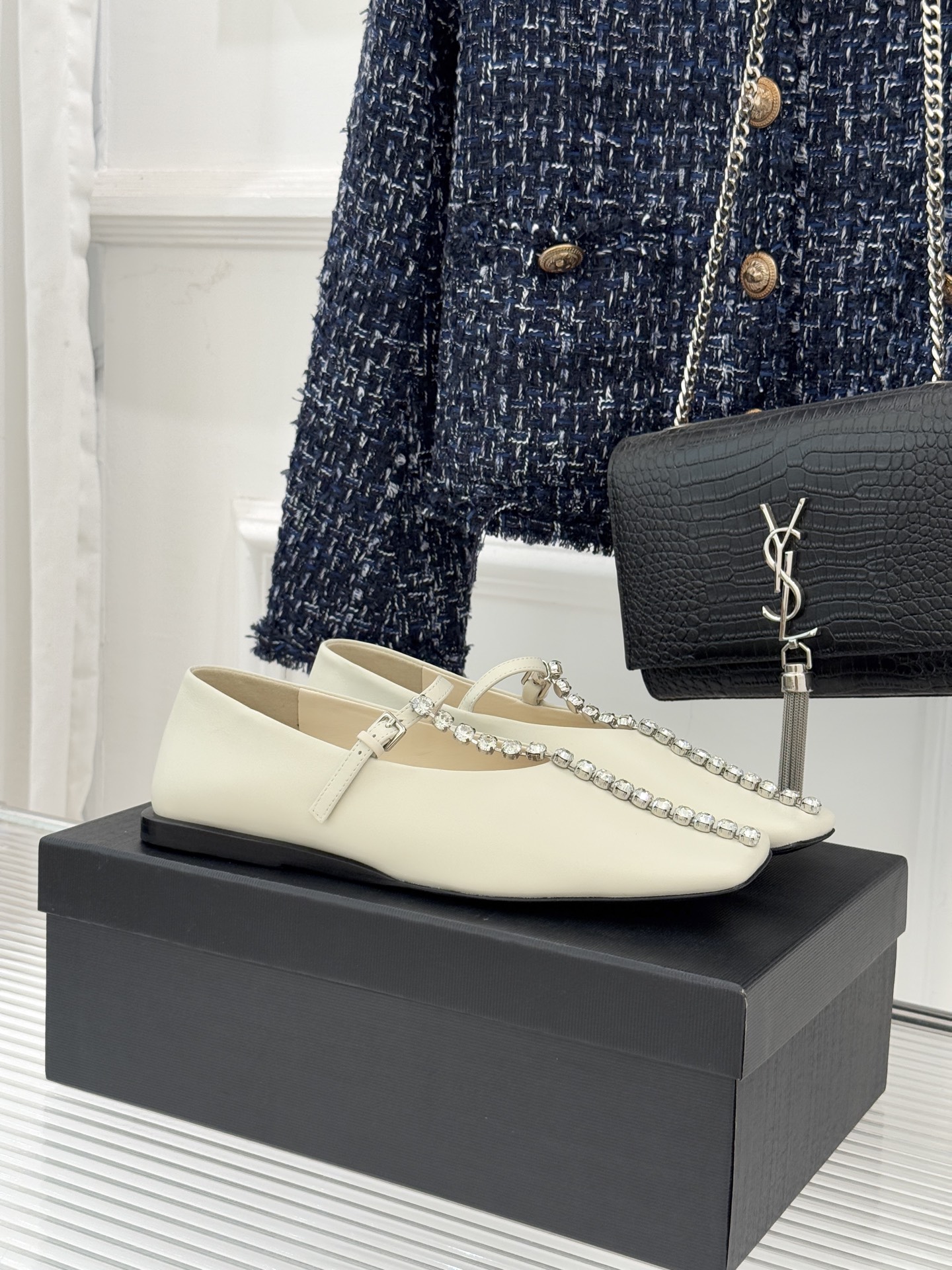 Jil Sander/吉尔桑达26WF水钻大方头平底玛丽珍鞋以极简美学诠释奢雅格调这款玛丽珍鞋堪称质感典