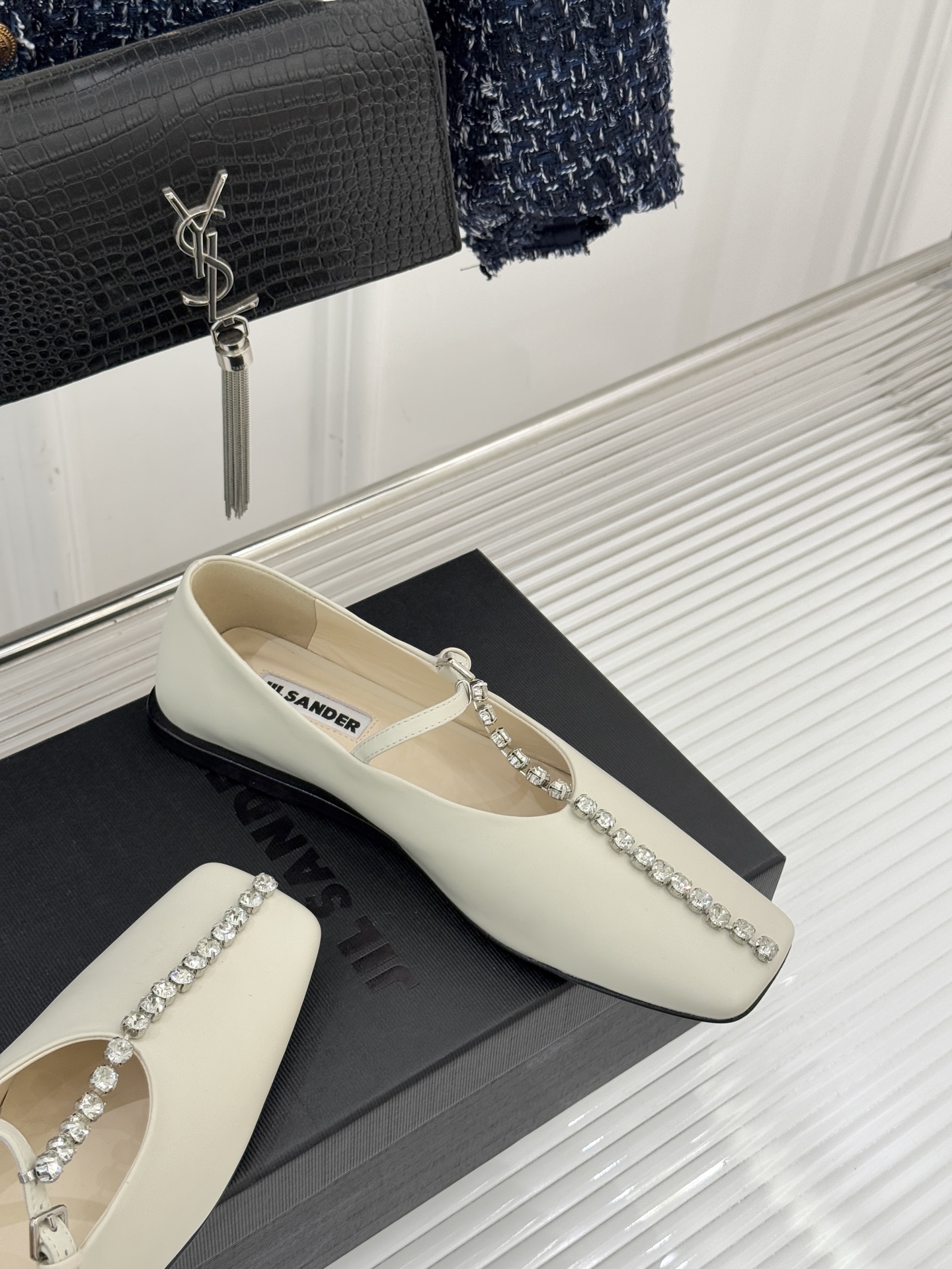 Jil Sander/吉尔桑达26WF水钻大方头平底玛丽珍鞋以极简美学诠释奢雅格调这款玛丽珍鞋堪称质感典