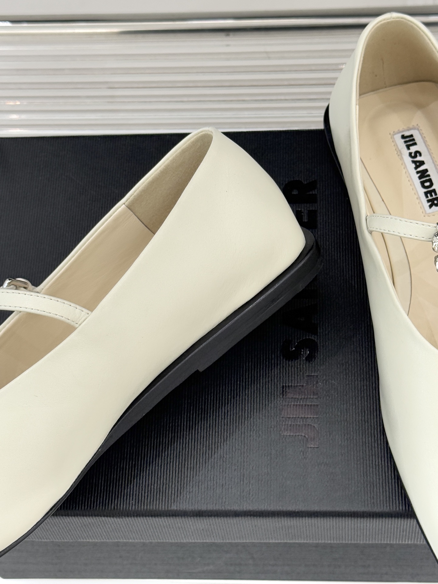 Jil Sander/吉尔桑达26WF水钻大方头平底玛丽珍鞋以极简美学诠释奢雅格调这款玛丽珍鞋堪称质感典