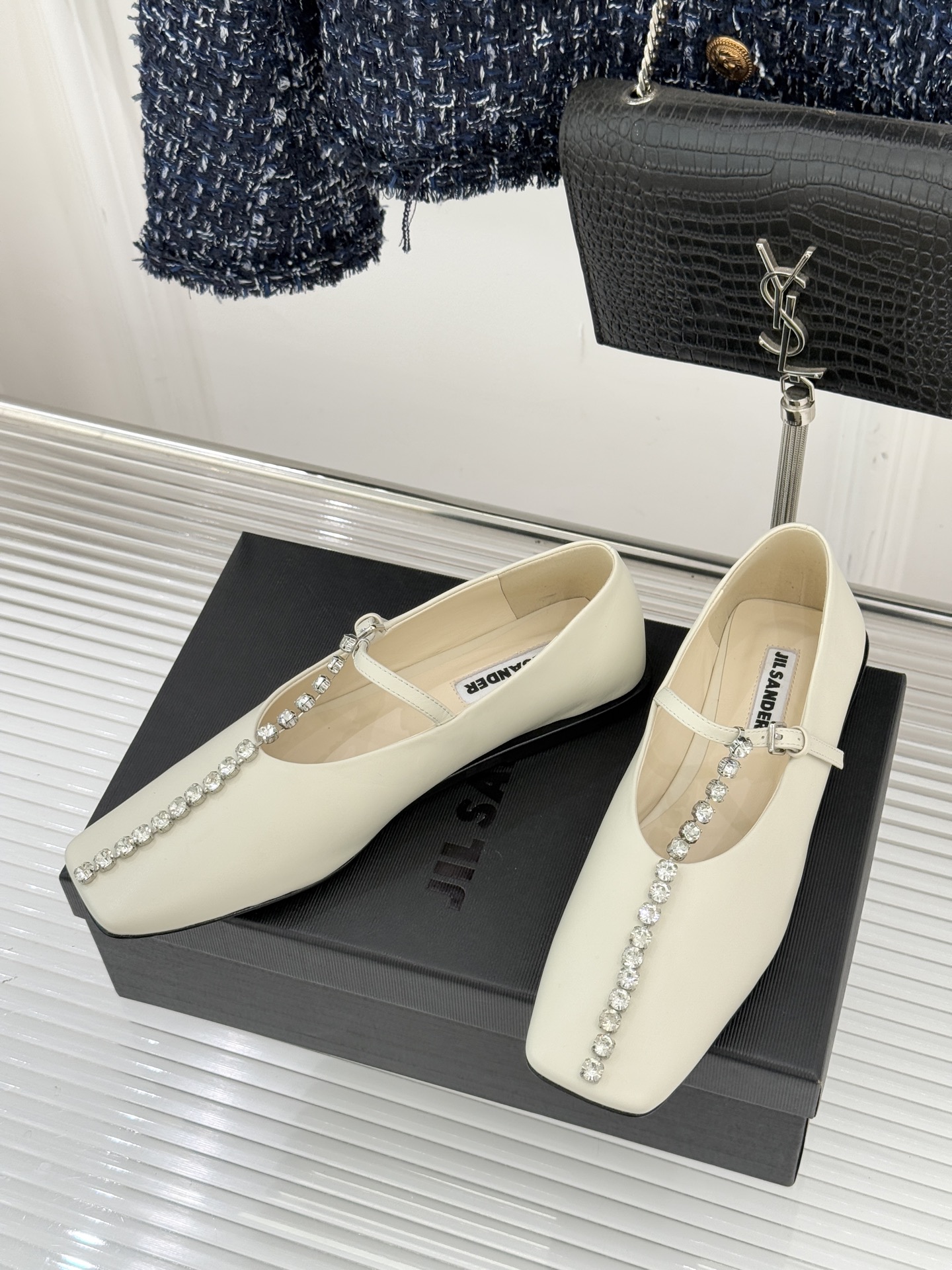 Jil Sander/吉尔桑达26WF水钻大方头平底玛丽珍鞋以极简美学诠释奢雅格调这款玛丽珍鞋堪称质感典