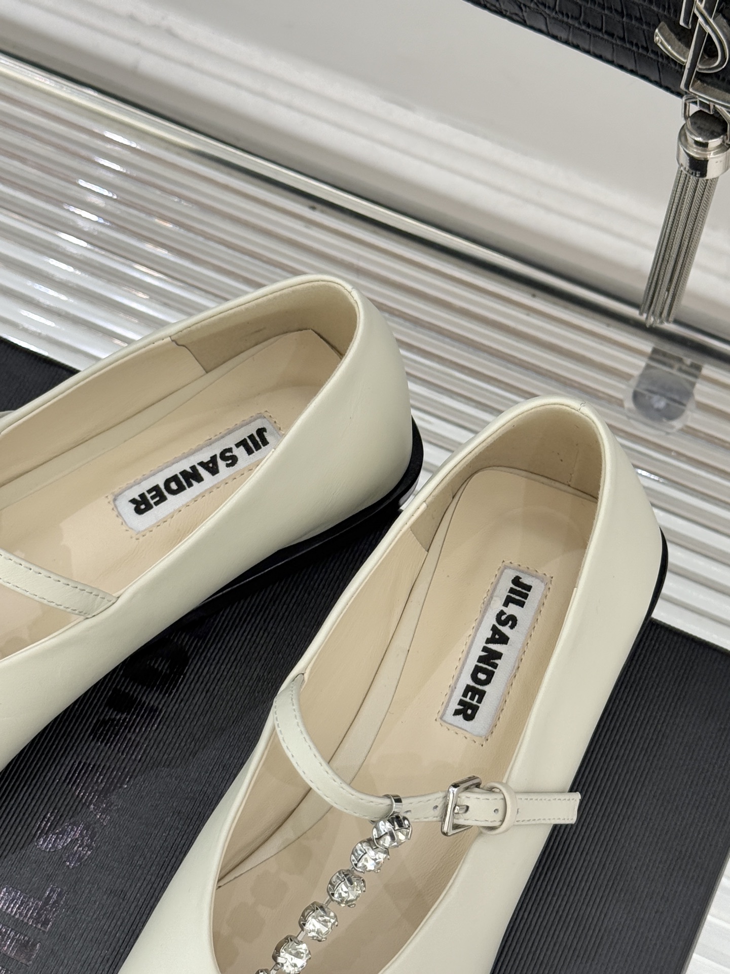 Jil Sander/吉尔桑达26WF水钻大方头平底玛丽珍鞋以极简美学诠释奢雅格调这款玛丽珍鞋堪称质感典