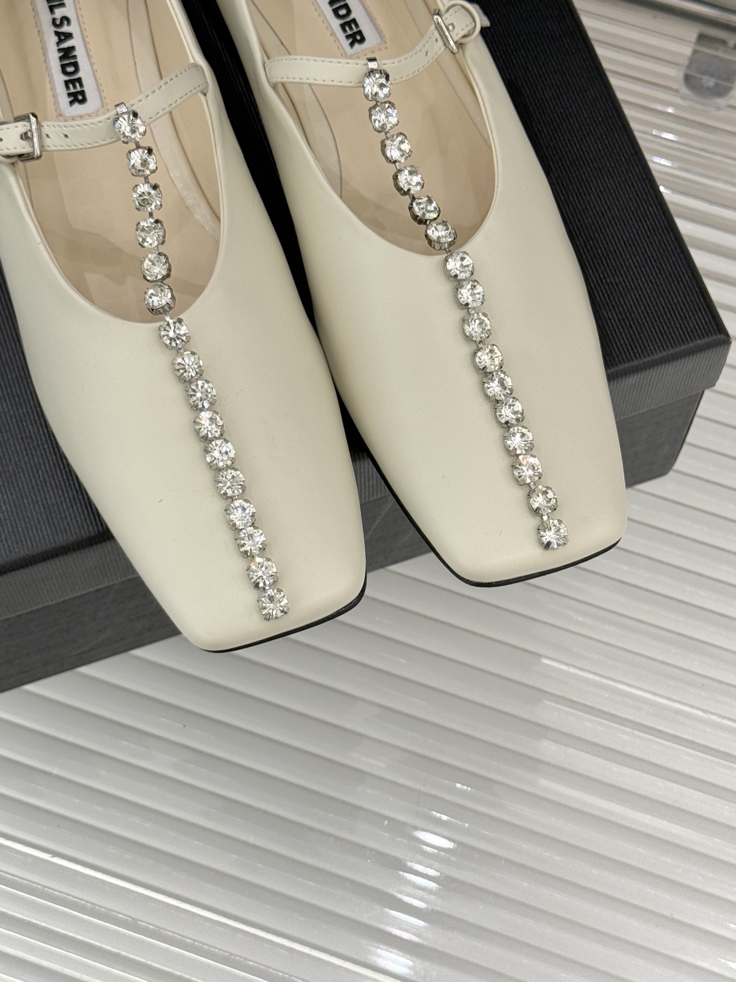 Jil Sander/吉尔桑达26WF水钻大方头平底玛丽珍鞋以极简美学诠释奢雅格调这款玛丽珍鞋堪称质感典