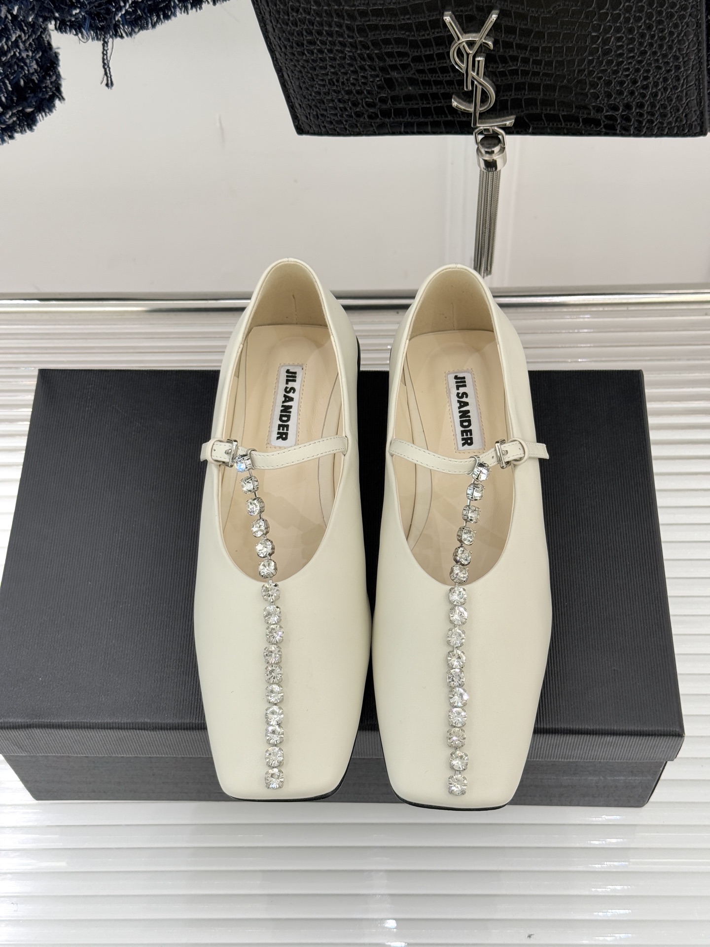 Jil Sander/吉尔桑达26WF水钻大方头平底玛丽珍鞋以极简美学诠释奢雅格调这款玛丽珍鞋堪称质感典