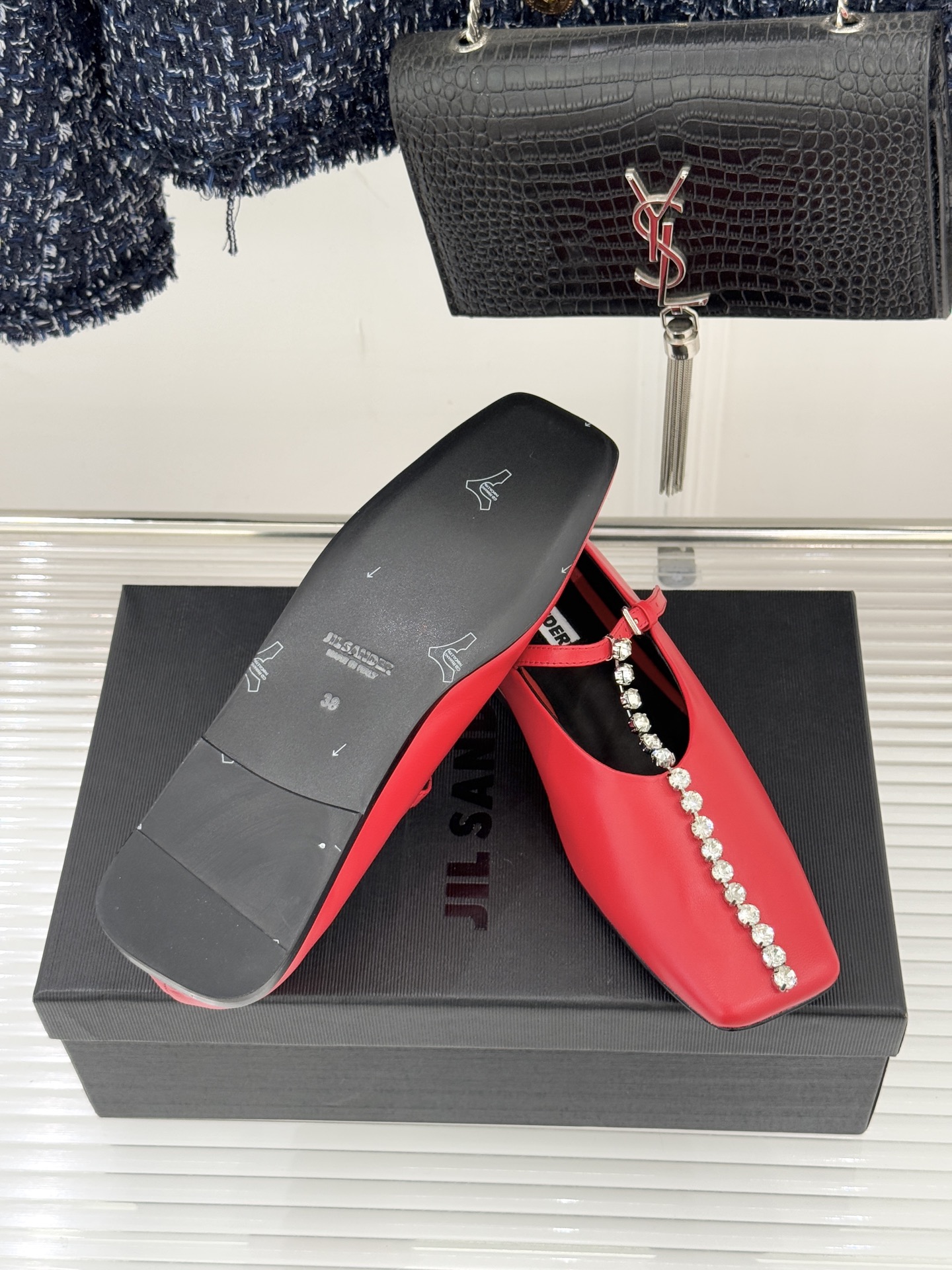 Jil Sander/吉尔桑达26WF水钻大方头平底玛丽珍鞋以极简美学诠释奢雅格调这款玛丽珍鞋堪称质感典