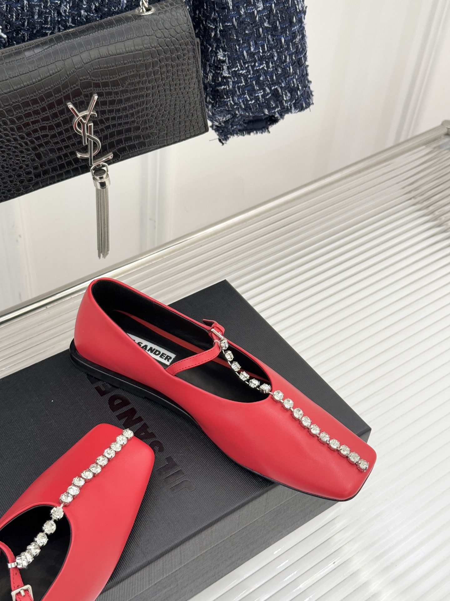 Jil Sander/吉尔桑达26WF水钻大方头平底玛丽珍鞋以极简美学诠释奢雅格调这款玛丽珍鞋堪称质感典