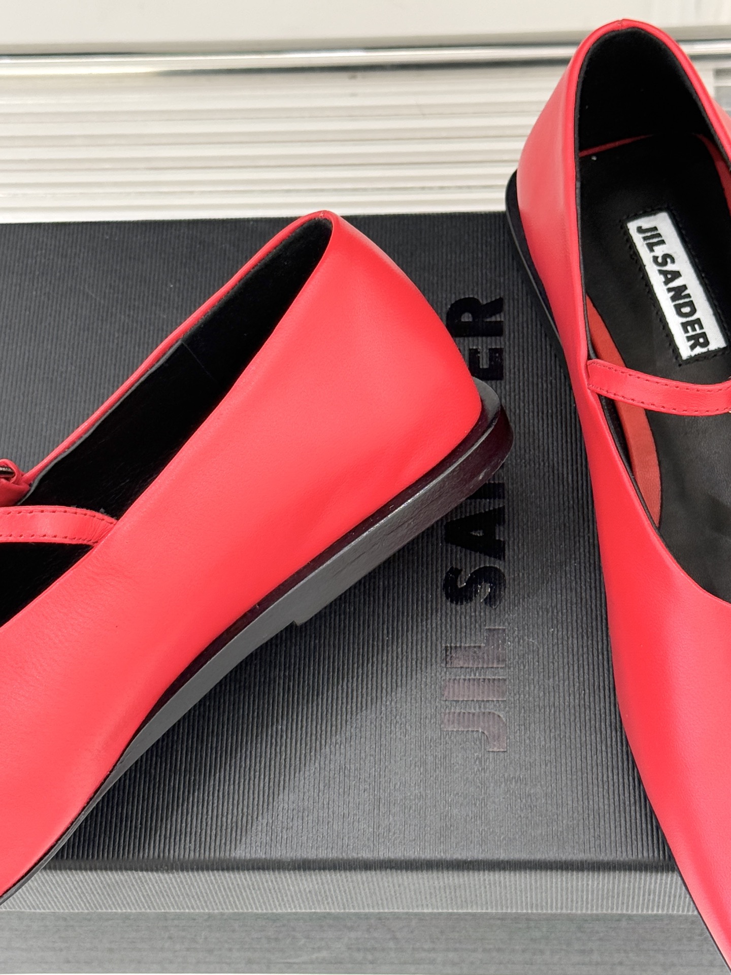 Jil Sander/吉尔桑达26WF水钻大方头平底玛丽珍鞋以极简美学诠释奢雅格调这款玛丽珍鞋堪称质感典