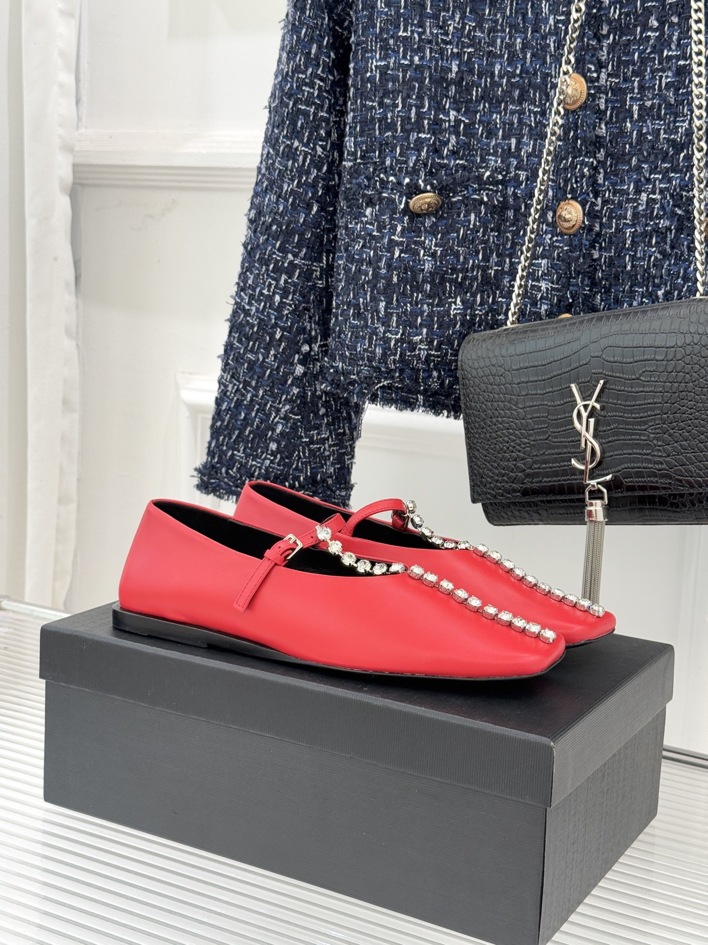 Jil Sander/吉尔桑达26WF水钻大方头平底玛丽珍鞋以极简美学诠释奢雅格调这款玛丽珍鞋堪称质感典