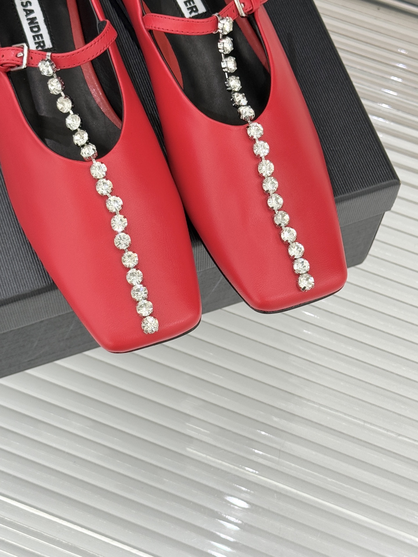 Jil Sander/吉尔桑达26WF水钻大方头平底玛丽珍鞋以极简美学诠释奢雅格调这款玛丽珍鞋堪称质感典