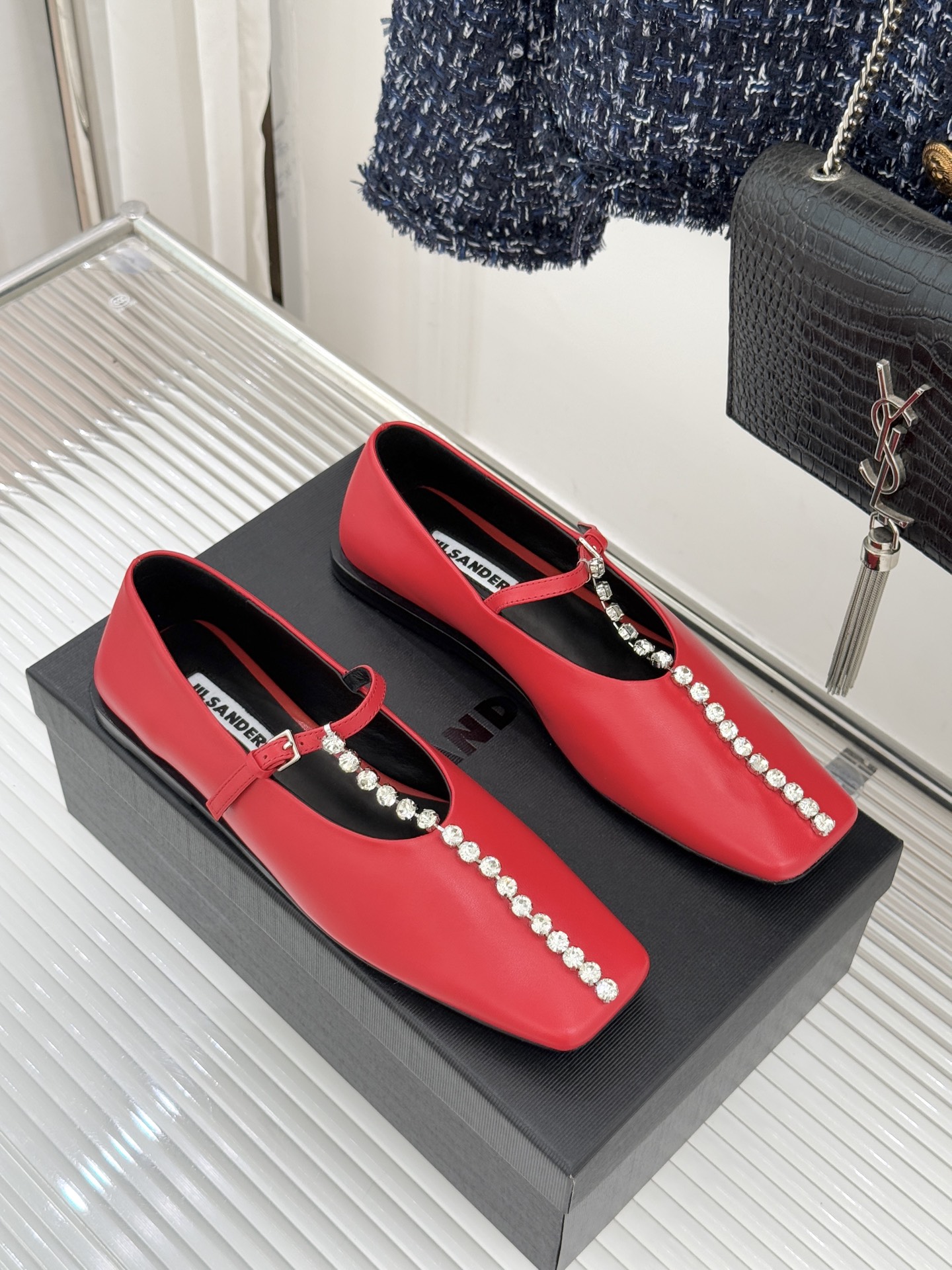 Jil Sander/吉尔桑达26WF水钻大方头平底玛丽珍鞋以极简美学诠释奢雅格调这款玛丽珍鞋堪称质感典
