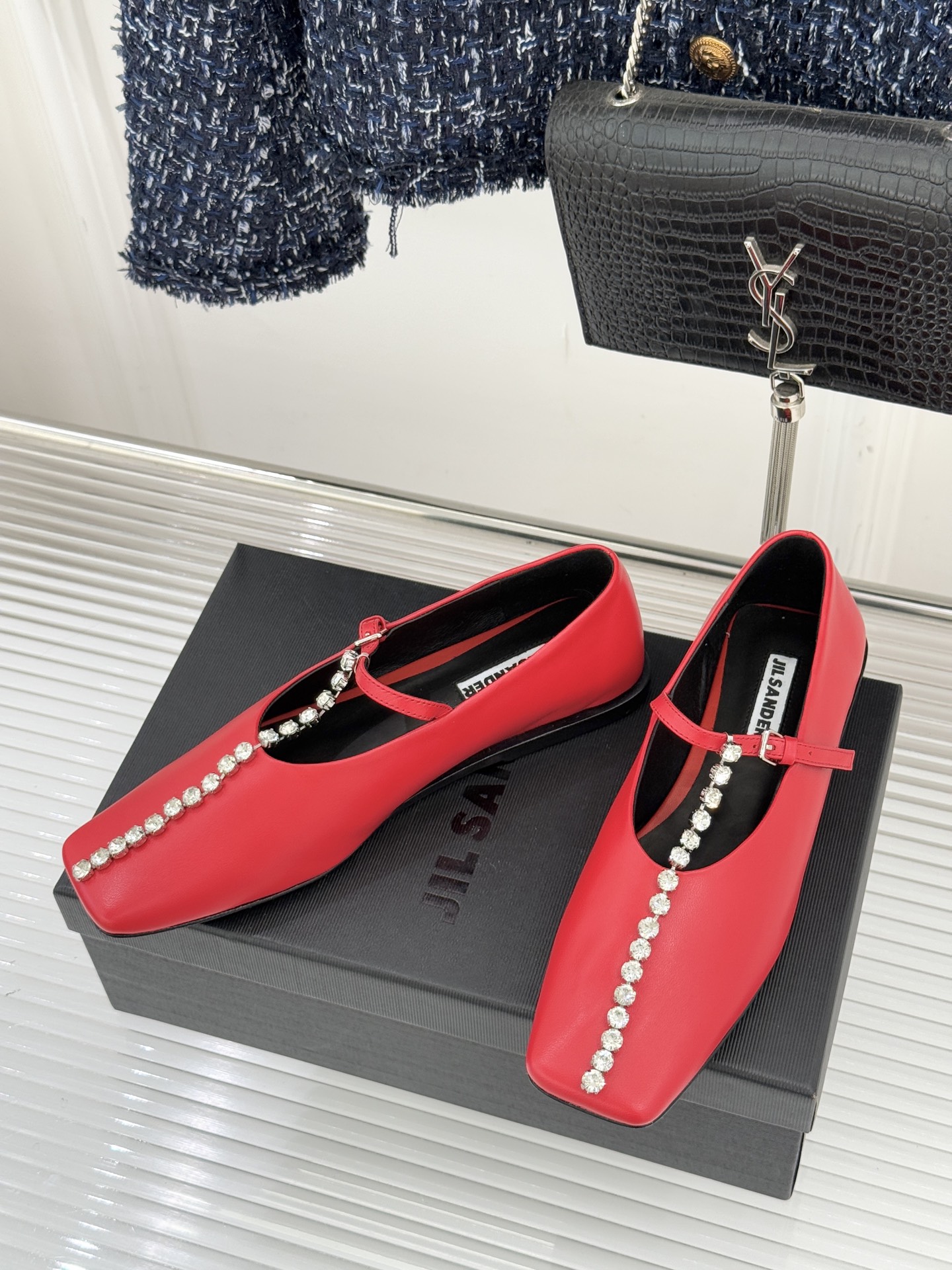 Jil Sander/吉尔桑达26WF水钻大方头平底玛丽珍鞋以极简美学诠释奢雅格调这款玛丽珍鞋堪称质感典