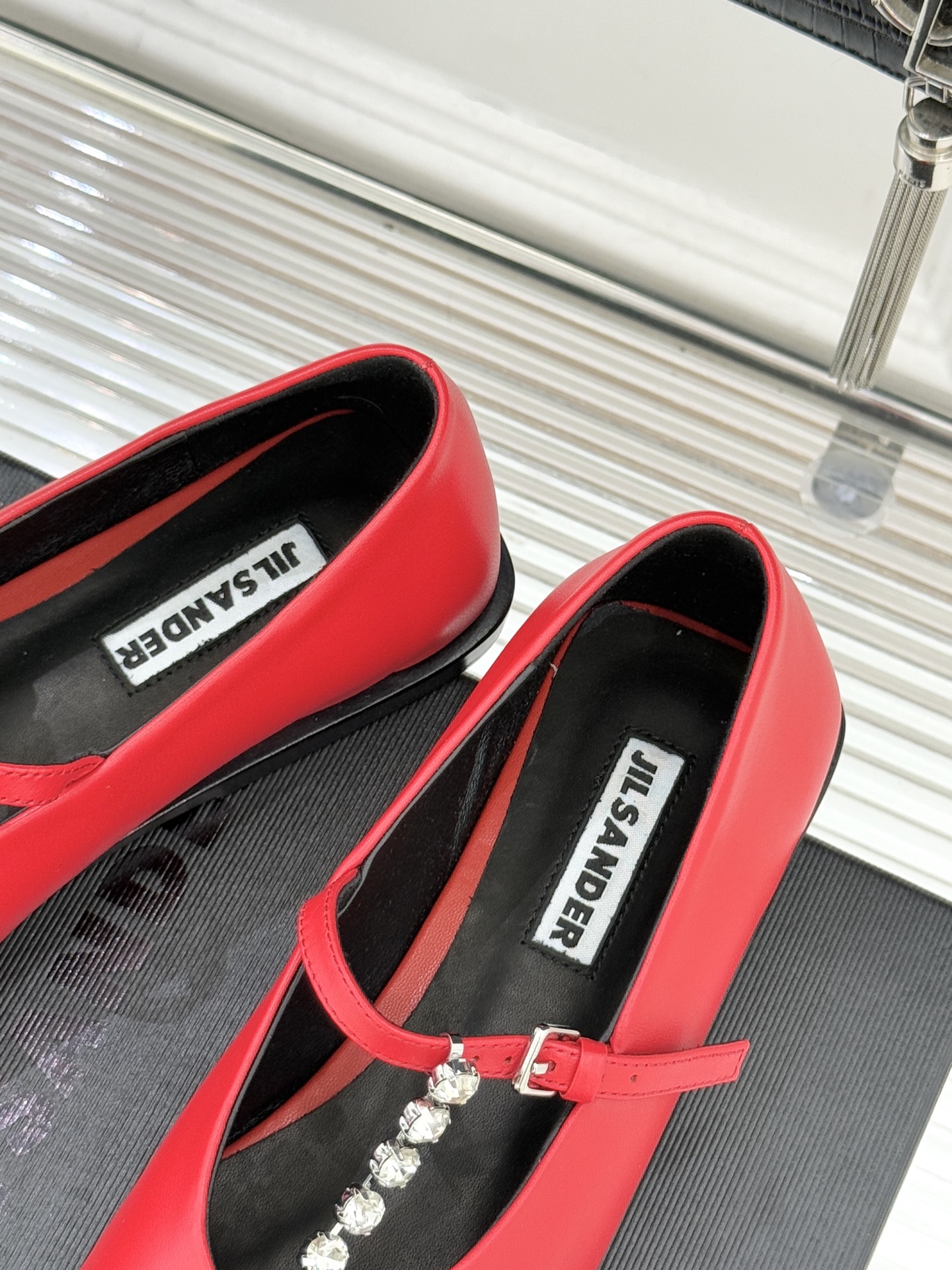 Jil Sander/吉尔桑达26WF水钻大方头平底玛丽珍鞋以极简美学诠释奢雅格调这款玛丽珍鞋堪称质感典