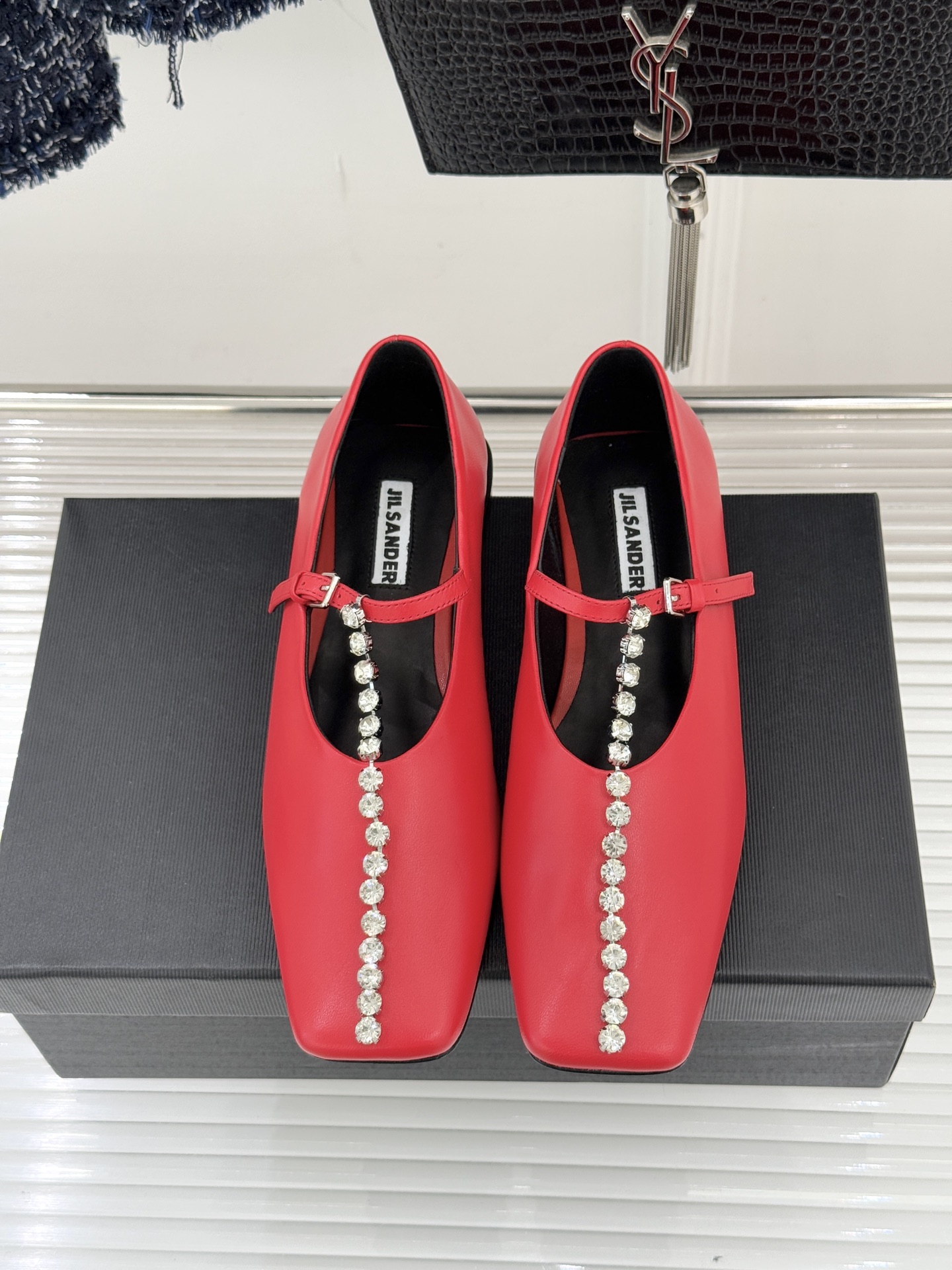 Jil Sander/吉尔桑达26WF水钻大方头平底玛丽珍鞋以极简美学诠释奢雅格调这款玛丽珍鞋堪称质感典
