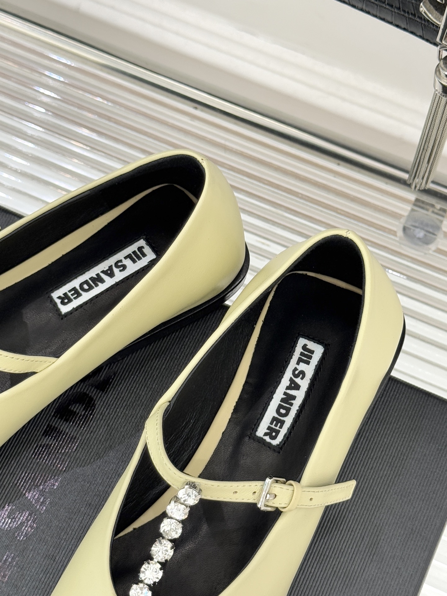 Jil Sander/吉尔桑达26WF水钻大方头平底玛丽珍鞋以极简美学诠释奢雅格调这款玛丽珍鞋堪称质感典