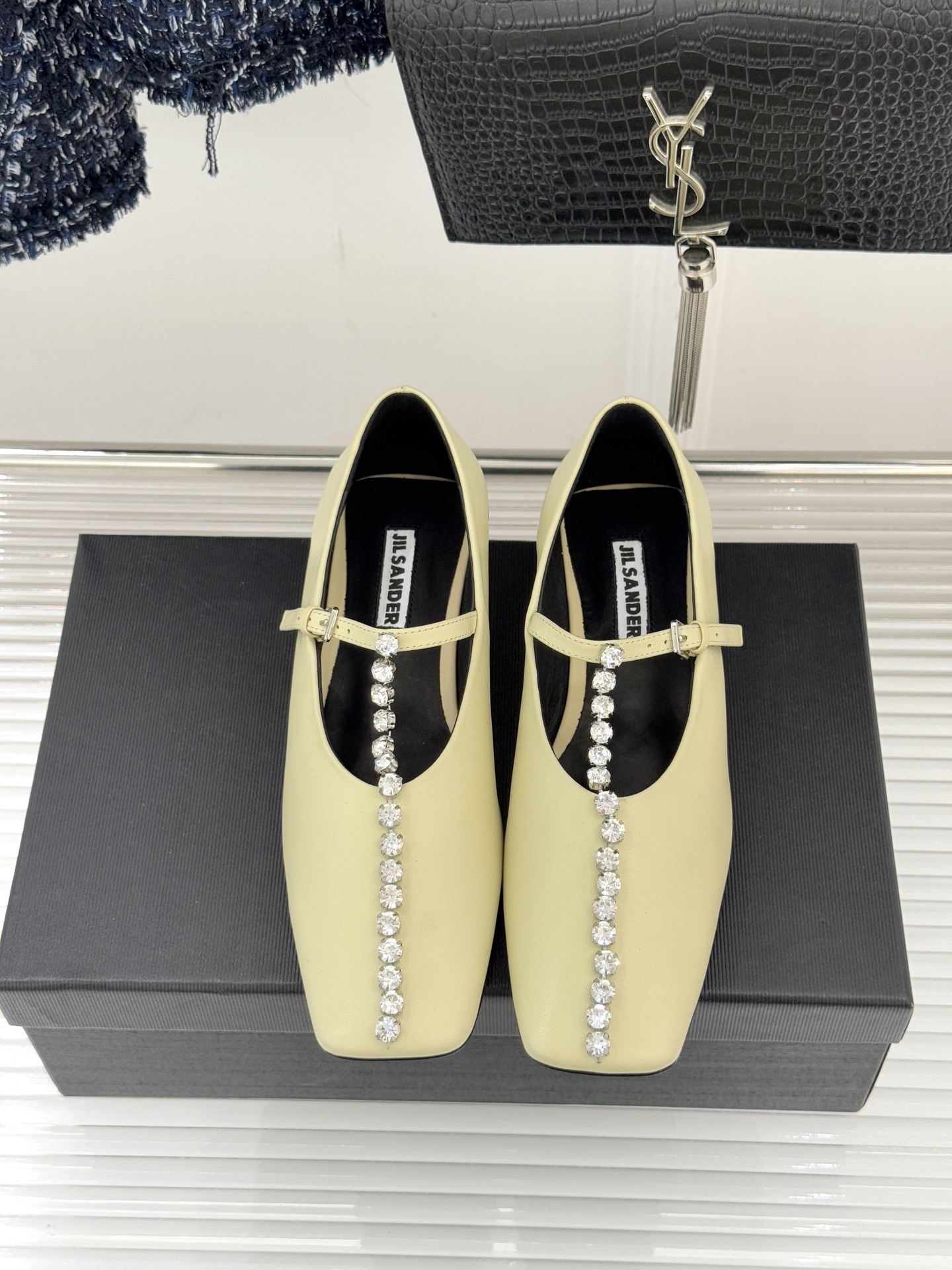 Jil Sander/吉尔桑达26WF水钻大方头平底玛丽珍鞋以极简美学诠释奢雅格调这款玛丽珍鞋堪称质感典