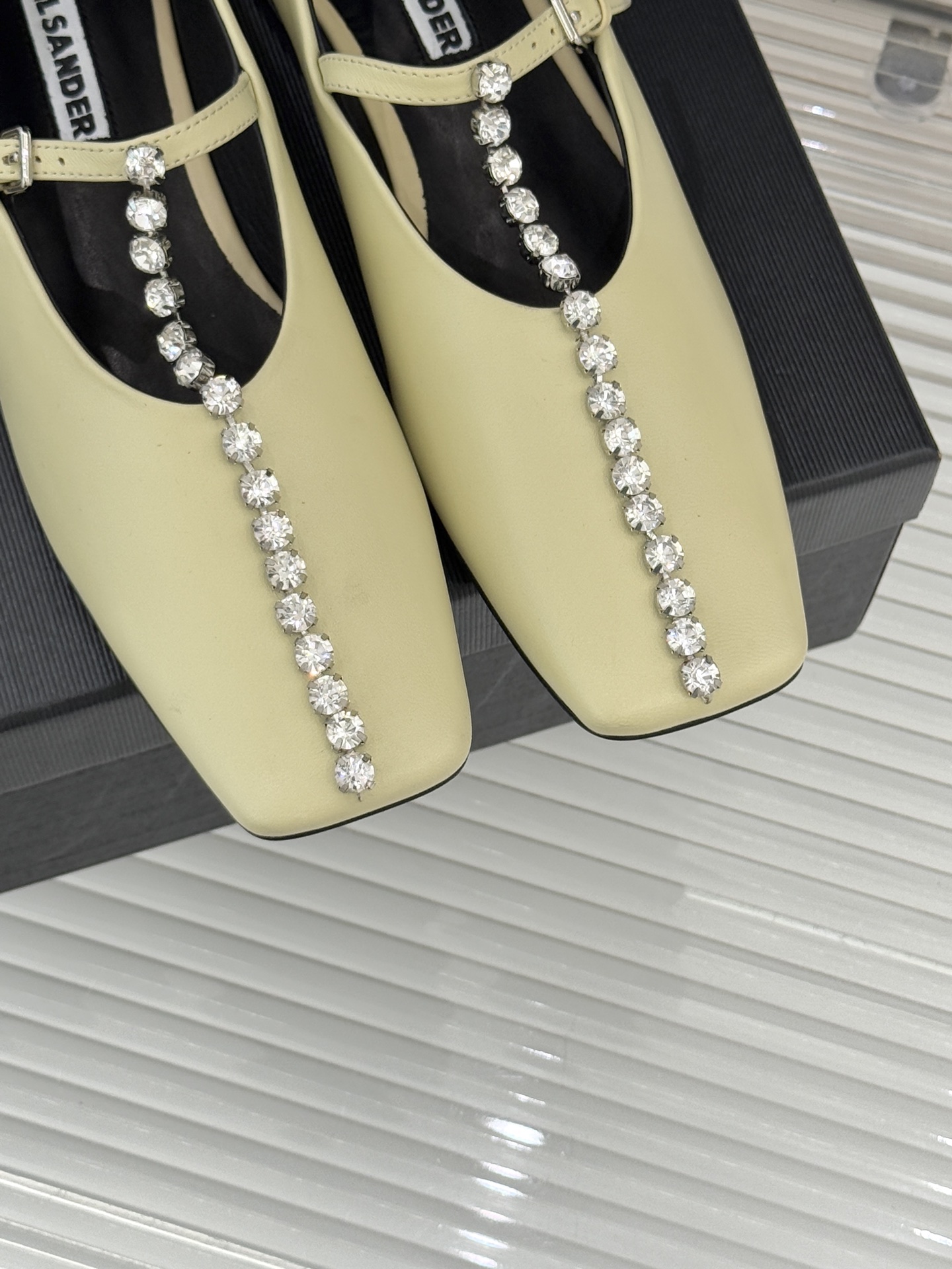 Jil Sander/吉尔桑达26WF水钻大方头平底玛丽珍鞋以极简美学诠释奢雅格调这款玛丽珍鞋堪称质感典