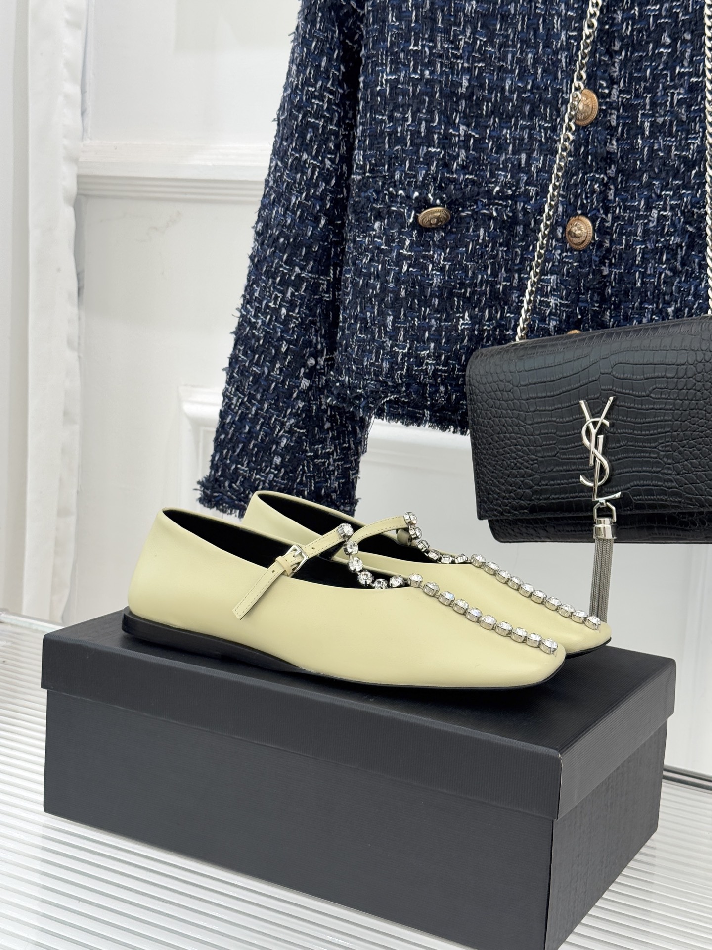 NO:721520,Jil Sander/Jil Sander 26WF Rhinestone Large square toe flat Mary Jane shoes interpret luxurious style with minimalist aesthetics. These Mary Jane shoes are a model of texture. The upper is made of soft calf leather, and the smooth lines outline a neat square toe. The unconventional silhouette has a pioneering aura. The T-strap is studded with delicate rhinestones, which refract and sparkle under the light and shadow, injecting agility and sophistication into the minimalist design. It is unobtrusive but difficult to conceal its recognition.  The flat-bottomed design makes commuting and strolling effortless. Pair it with suit pants to look smart and a slip dress to reveal gentleness. It perfectly blends restrained luxury and practicality to become a textured item that transcends scenes and defines the relaxed elegance of modern women. The fabric is made of original custom leather and the lining is made of sheepskin. The genuine leather outsole imported from Italy size35-39 (customized for 40/41) No. 9372026122, Mary Jane, jil sander, jil  sander,mary jane,skirts,business suit,cowhide,sheepskin,Leather soles19860909Jil Sander/吉尔桑达26WF水钻 大方头平底玛丽珍鞋 以极简美学诠释奢雅格调 这款玛丽珍鞋堪称质感典范. 精选柔润小牛皮打造鞋面 流畅线条勾勒利落大方头 打破常规的廓形自带先锋气场. T字带一字缀满细腻水钻 光影下折射低调闪熠 为极简设计注入灵动精致 不张扬却难掩辨识度. 平底设计让通勤漫步皆无负担. 搭配西装裤显干练 衬连衣裙露温柔. 将克制奢华与实穿主义完美融合 成为跨越场景的质感单品 定义现代女性的松弛优雅. 面料采用原版定制皮料 内里踮脚均为羊皮 意大利进口真皮大底 size35-39（40/41定制） 编号9372026122,玛丽珍,jil sander,jil sander,mary jane,skirts,business suit,cowhide,sheepskin,Leather soles,Women's Shoes