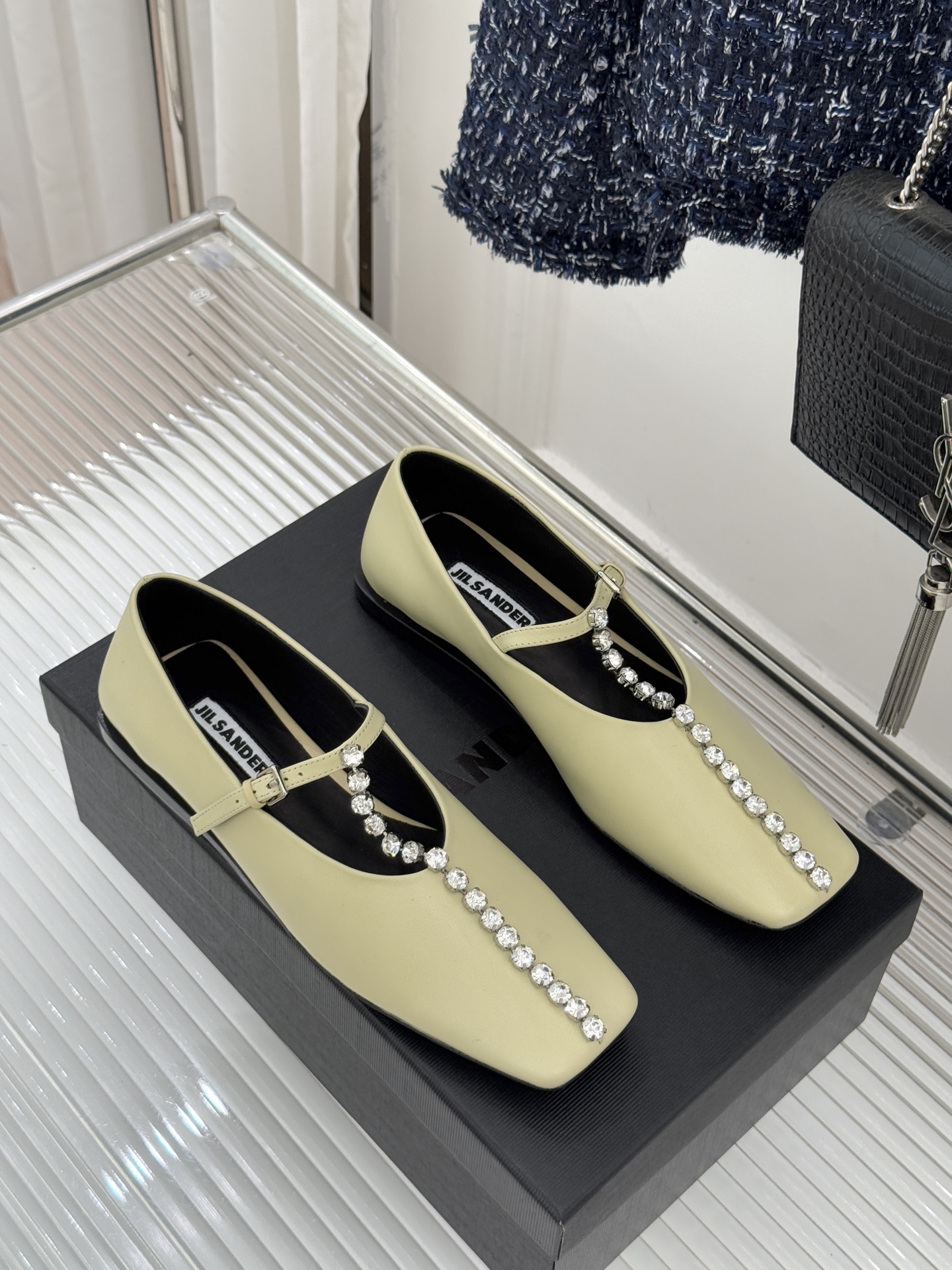 Jil Sander/吉尔桑达26WF水钻大方头平底玛丽珍鞋以极简美学诠释奢雅格调这款玛丽珍鞋堪称质感典