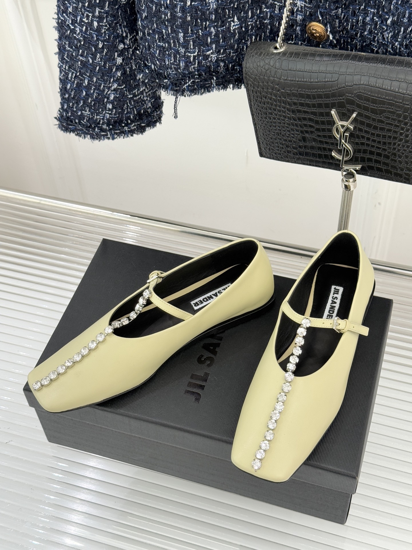 Jil Sander/吉尔桑达26WF水钻大方头平底玛丽珍鞋以极简美学诠释奢雅格调这款玛丽珍鞋堪称质感典