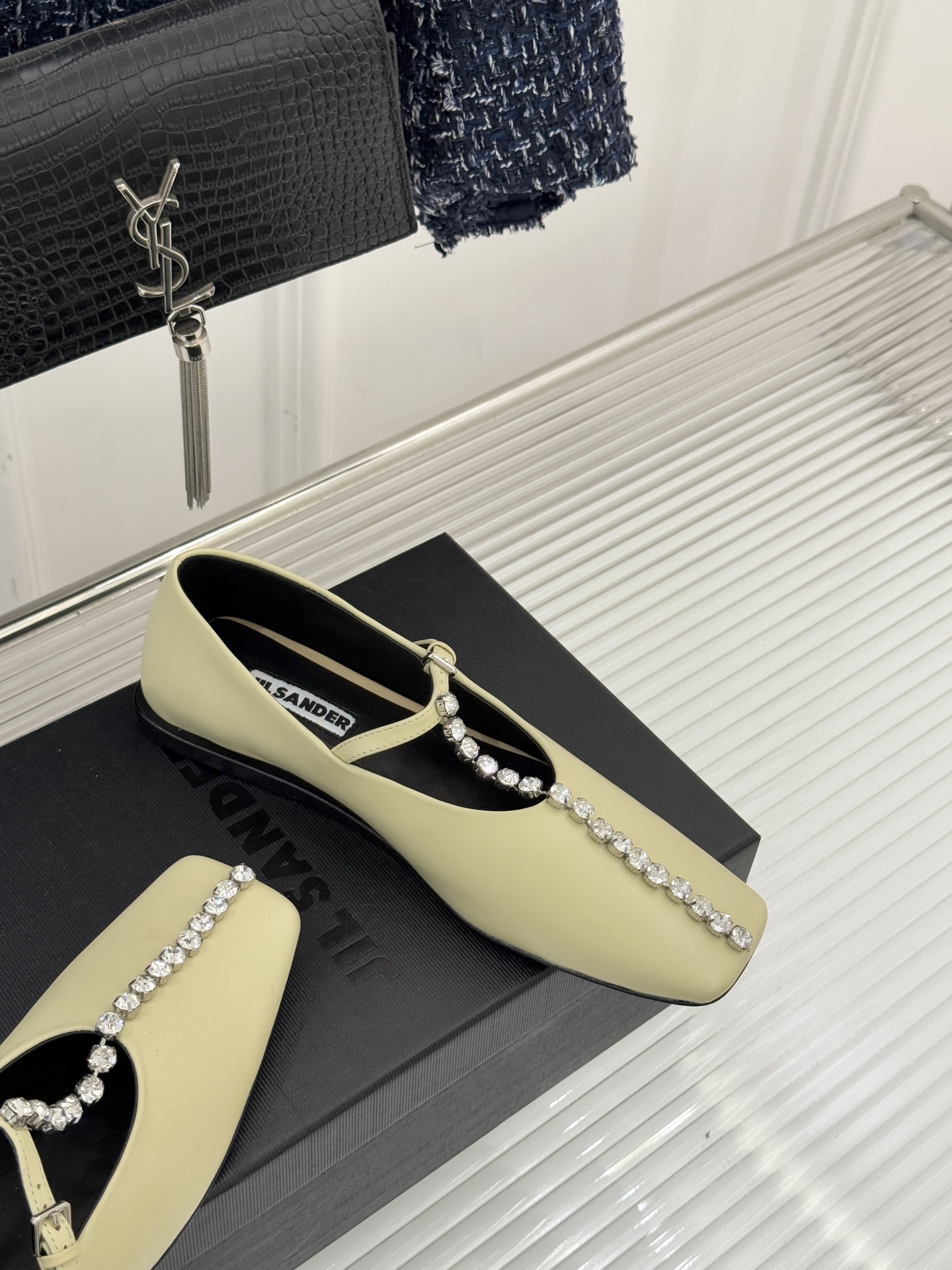 Jil Sander/吉尔桑达26WF水钻大方头平底玛丽珍鞋以极简美学诠释奢雅格调这款玛丽珍鞋堪称质感典