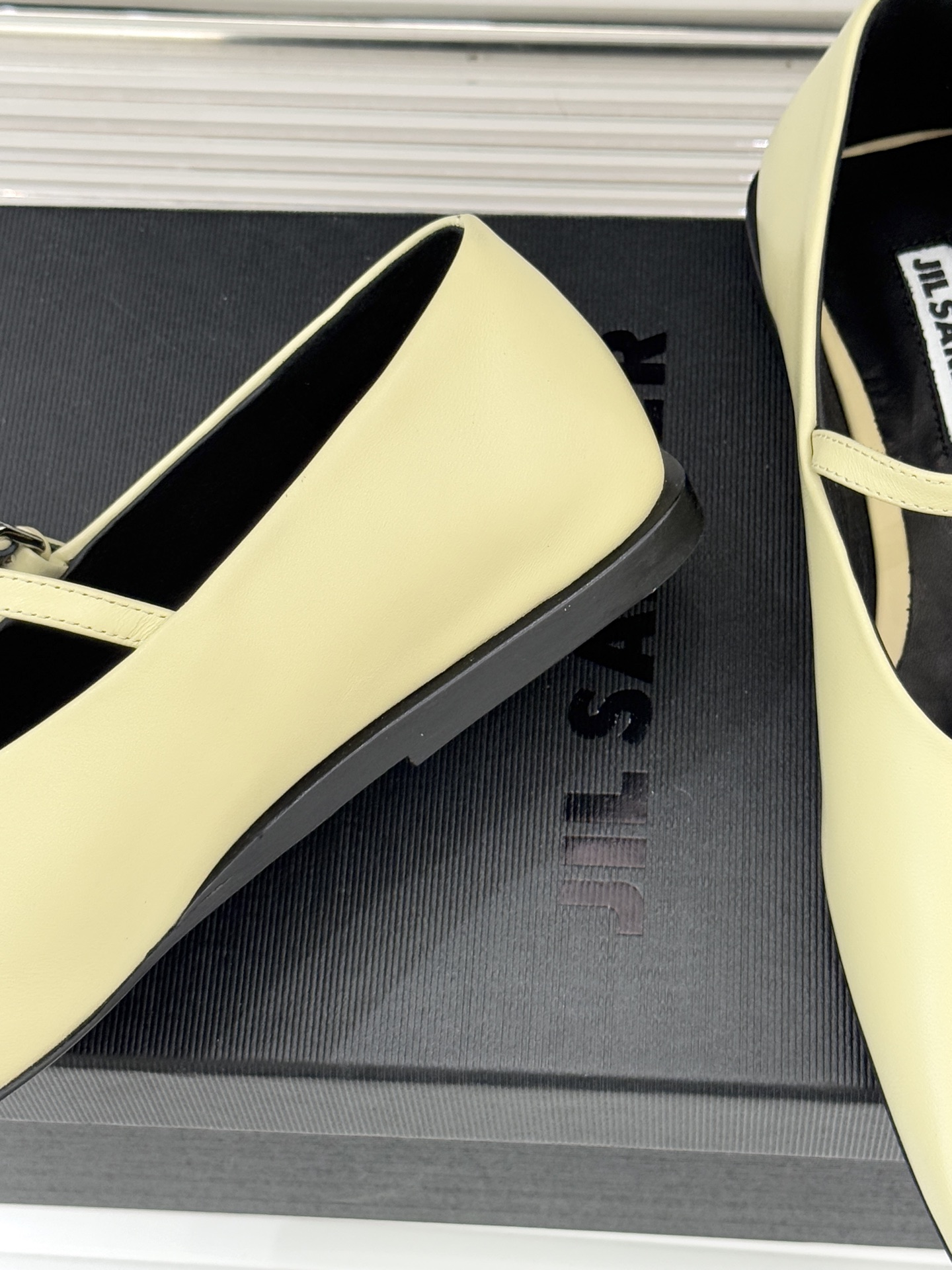 Jil Sander/吉尔桑达26WF水钻大方头平底玛丽珍鞋以极简美学诠释奢雅格调这款玛丽珍鞋堪称质感典