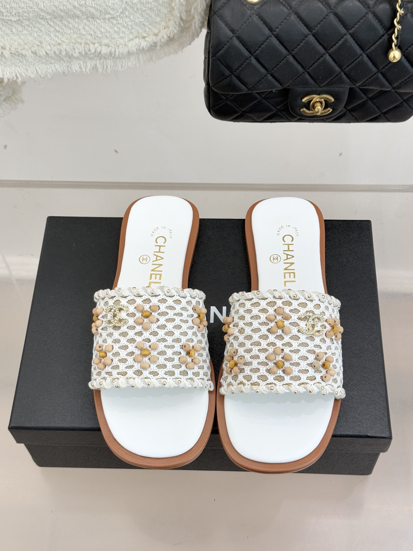 CHANE* ｜小香26P春夏新品珍珠编织双C平底拖鞋当双C标志遇上珍珠与编织元素——这双拖鞋就是行走的