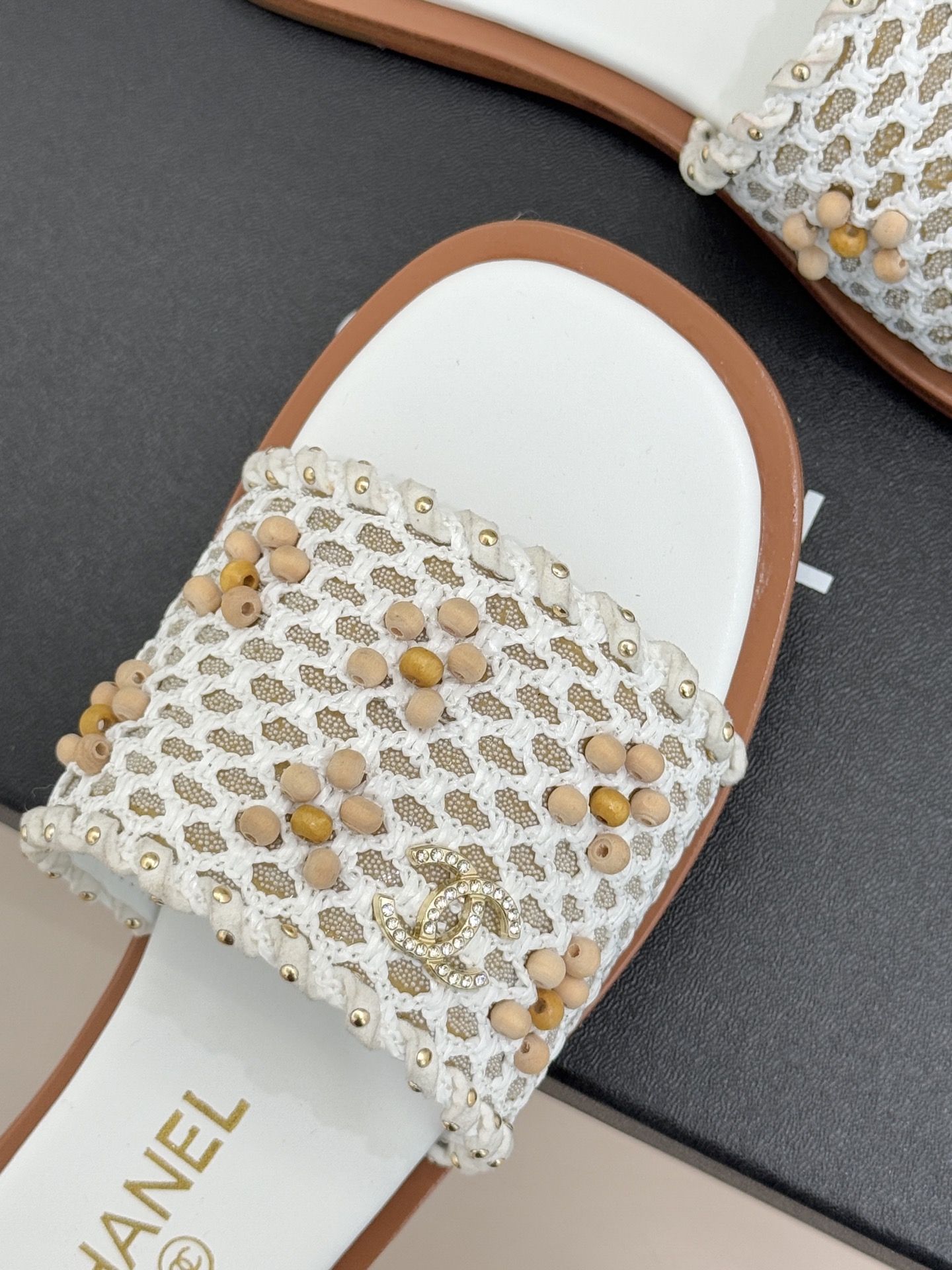 CHANE* ｜小香26P春夏新品珍珠编织双C平底拖鞋当双C标志遇上珍珠与编织元素——这双拖鞋就是行走的