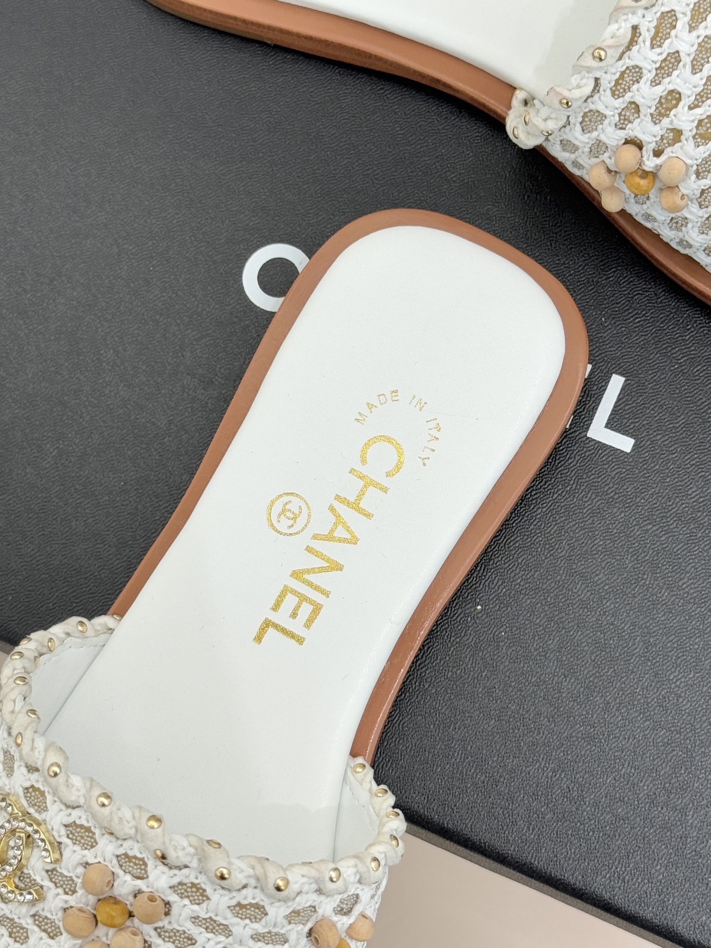 CHANE* ｜小香26P春夏新品珍珠编织双C平底拖鞋当双C标志遇上珍珠与编织元素——这双拖鞋就是行走的