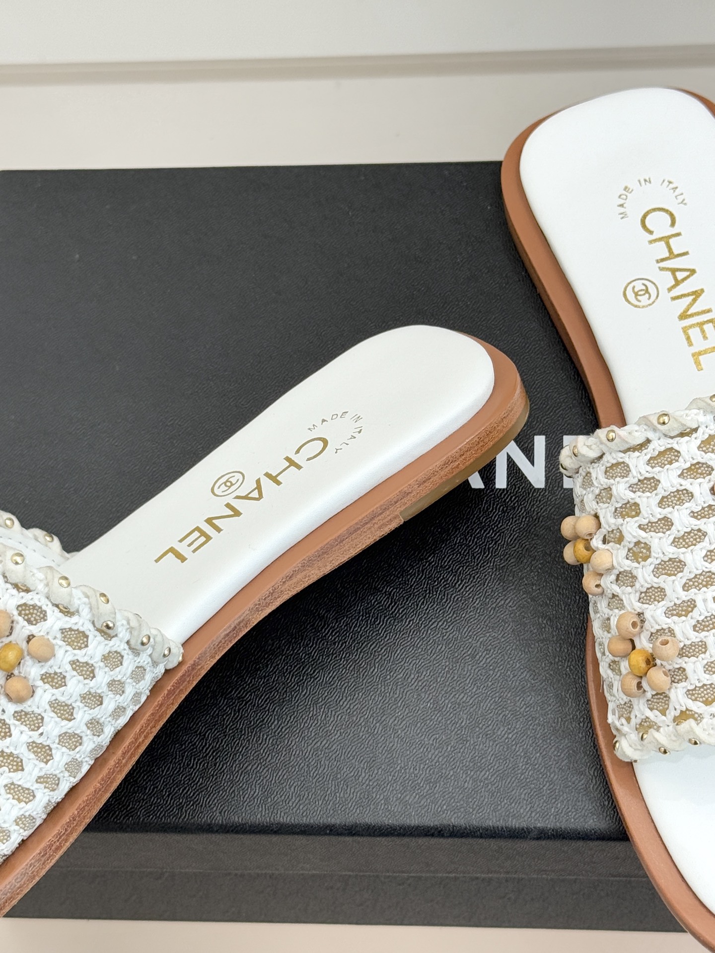 CHANE* ｜小香26P春夏新品珍珠编织双C平底拖鞋当双C标志遇上珍珠与编织元素——这双拖鞋就是行走的