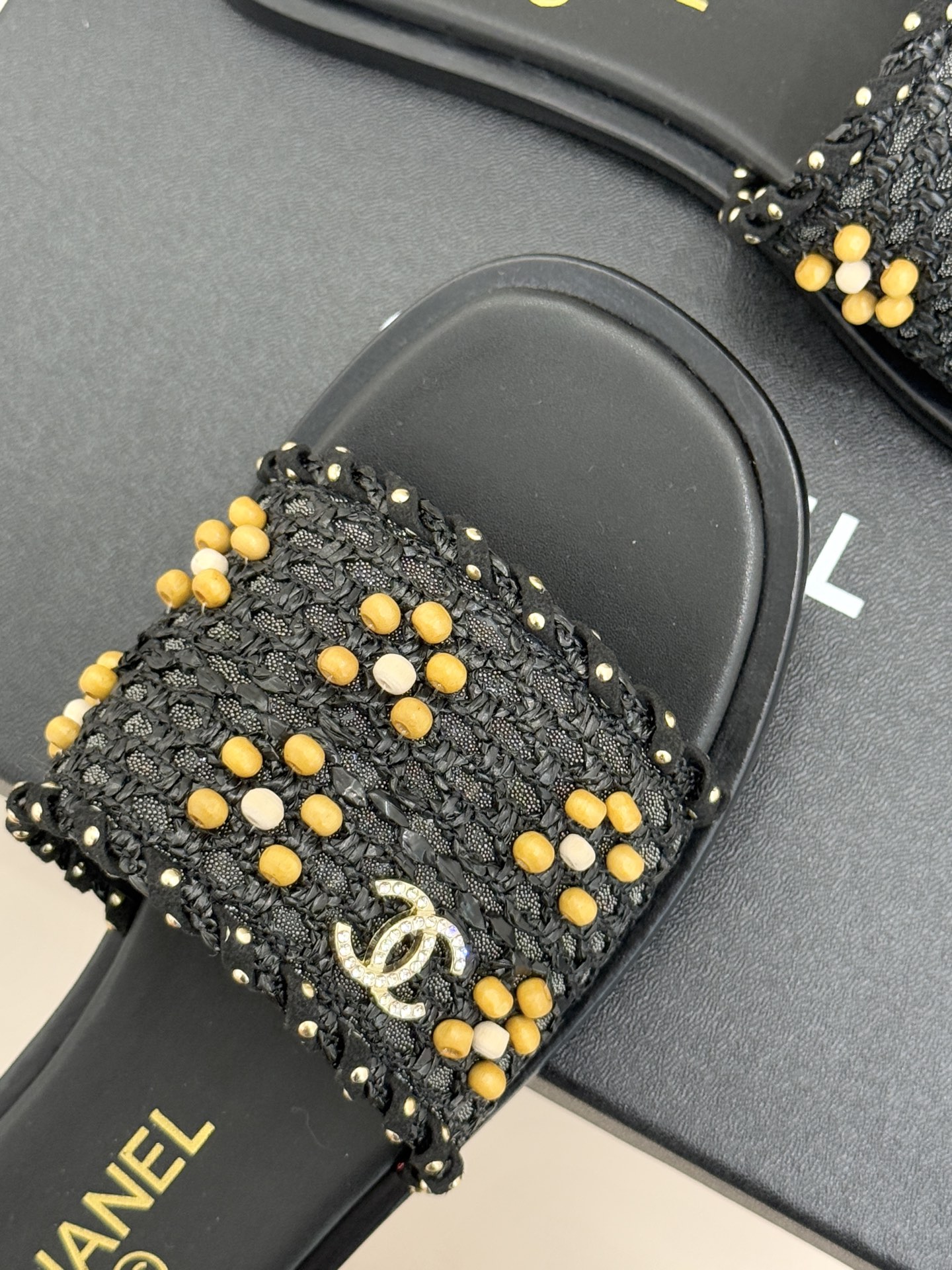 CHANE* ｜小香26P春夏新品珍珠编织双C平底拖鞋当双C标志遇上珍珠与编织元素——这双拖鞋就是行走的