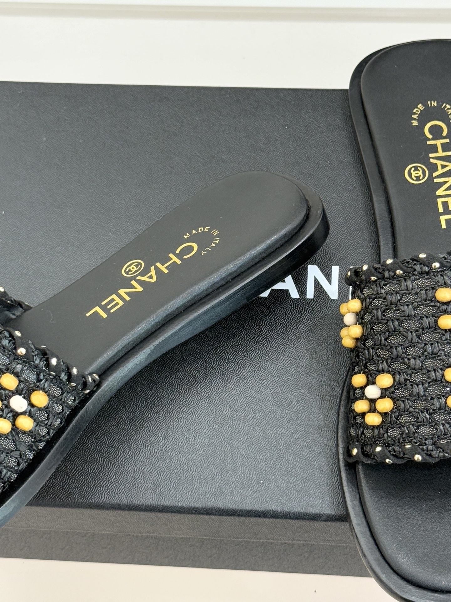 CHANE* ｜小香26P春夏新品珍珠编织双C平底拖鞋当双C标志遇上珍珠与编织元素——这双拖鞋就是行走的