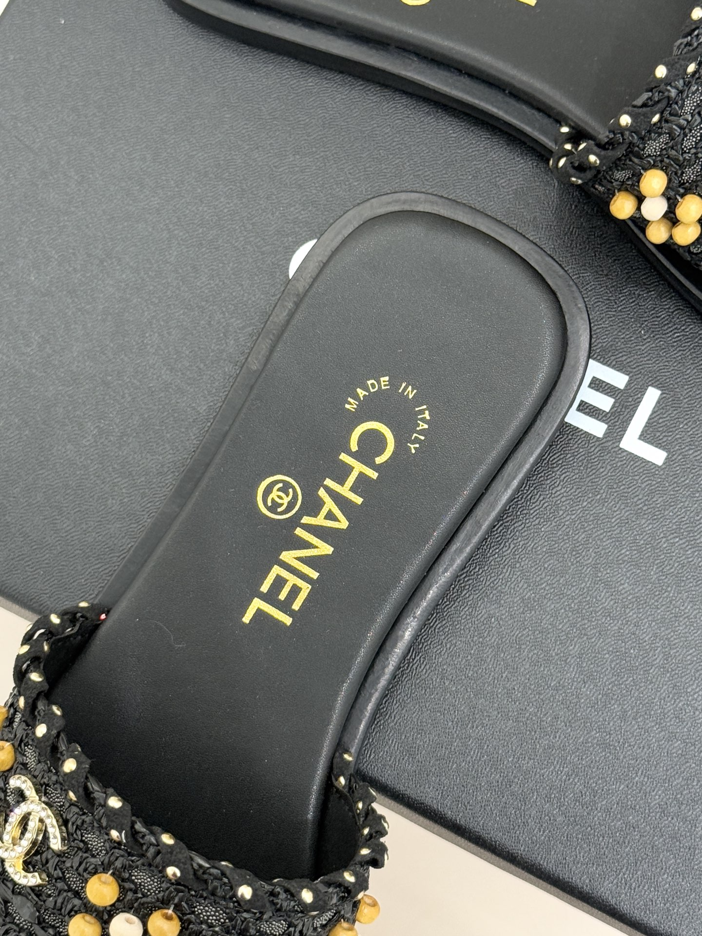 CHANE* ｜小香26P春夏新品珍珠编织双C平底拖鞋当双C标志遇上珍珠与编织元素——这双拖鞋就是行走的