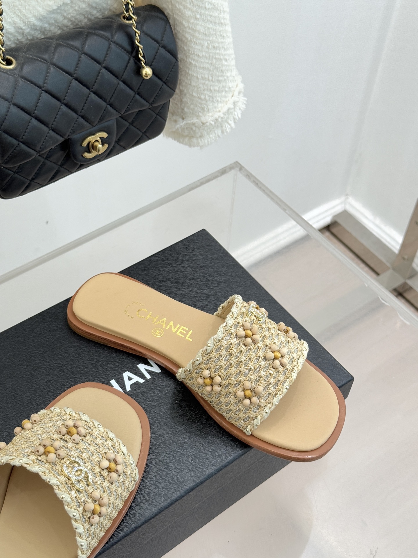 CHANE* ｜小香26P春夏新品珍珠编织双C平底拖鞋当双C标志遇上珍珠与编织元素——这双拖鞋就是行走的