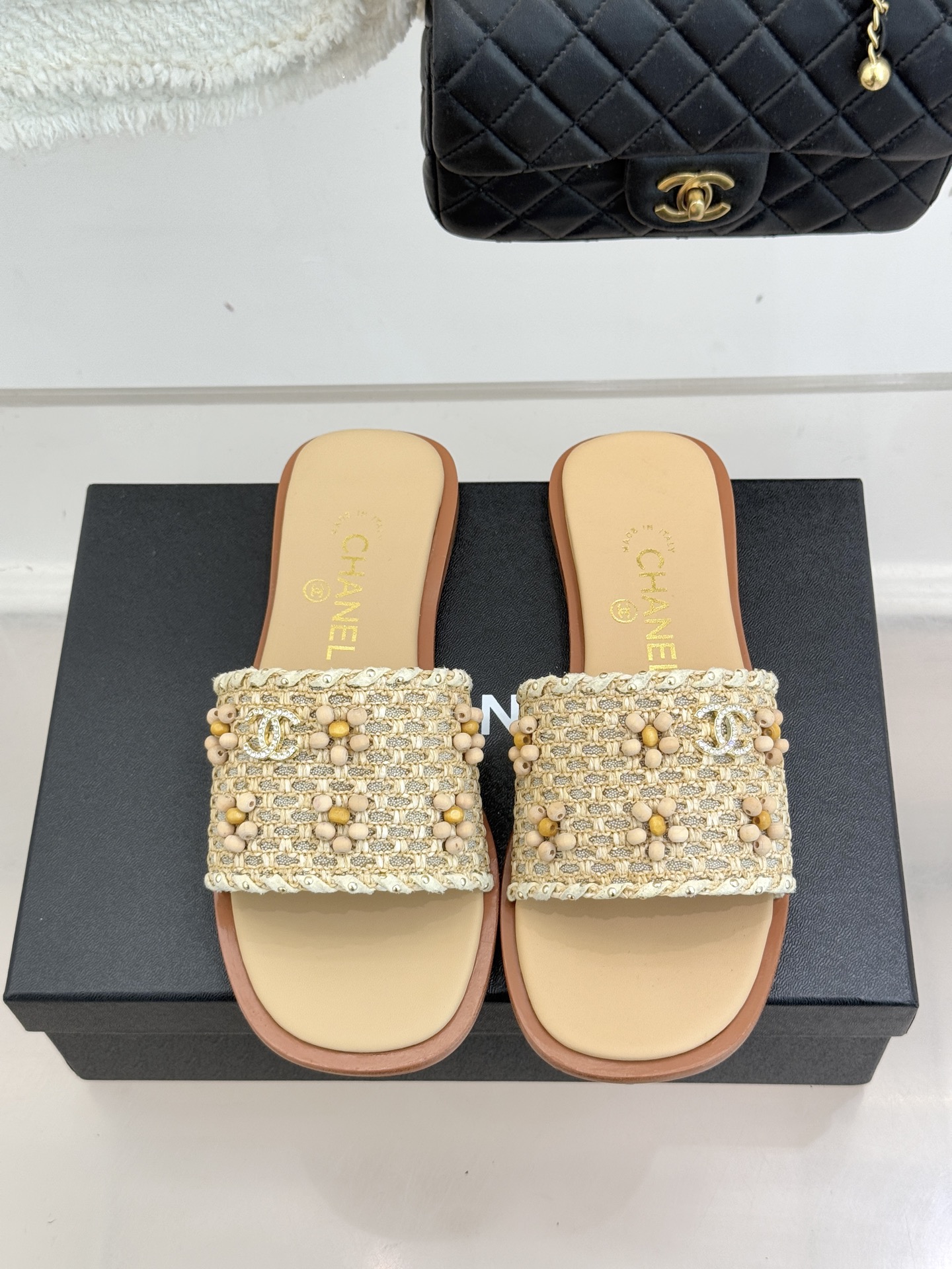 CHANE* ｜小香26P春夏新品珍珠编织双C平底拖鞋当双C标志遇上珍珠与编织元素——这双拖鞋就是行走的