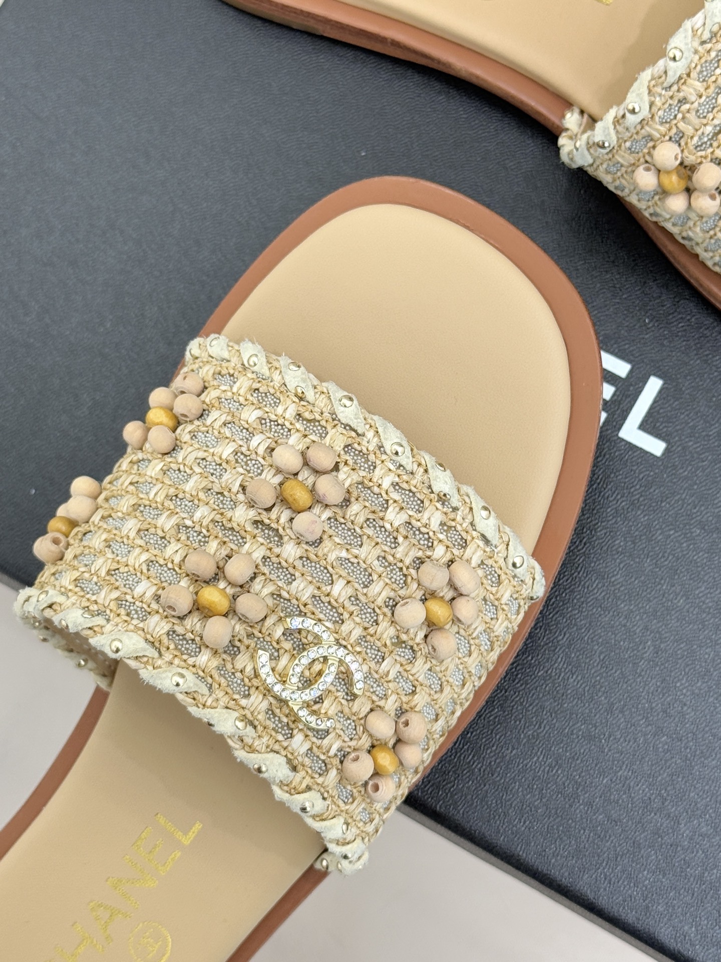 CHANE* ｜小香26P春夏新品珍珠编织双C平底拖鞋当双C标志遇上珍珠与编织元素——这双拖鞋就是行走的
