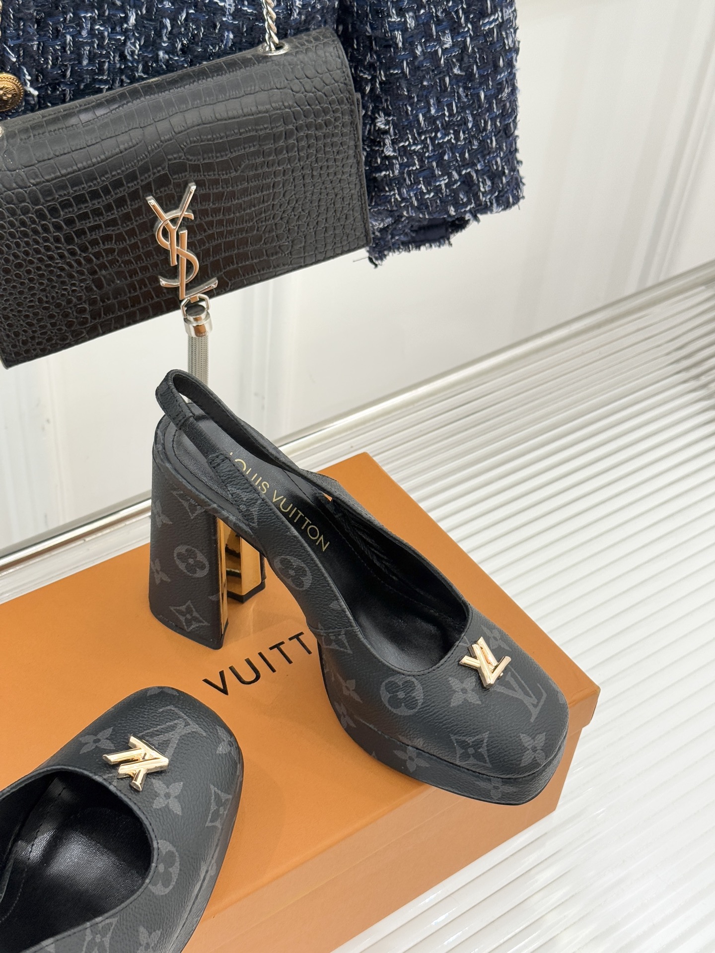 L*V驴家26WF春夏新品复古老花金属扣防水台粗跟高跟凉鞋当经典老花邂逅2026春夏潮流这款高跟凉鞋自带