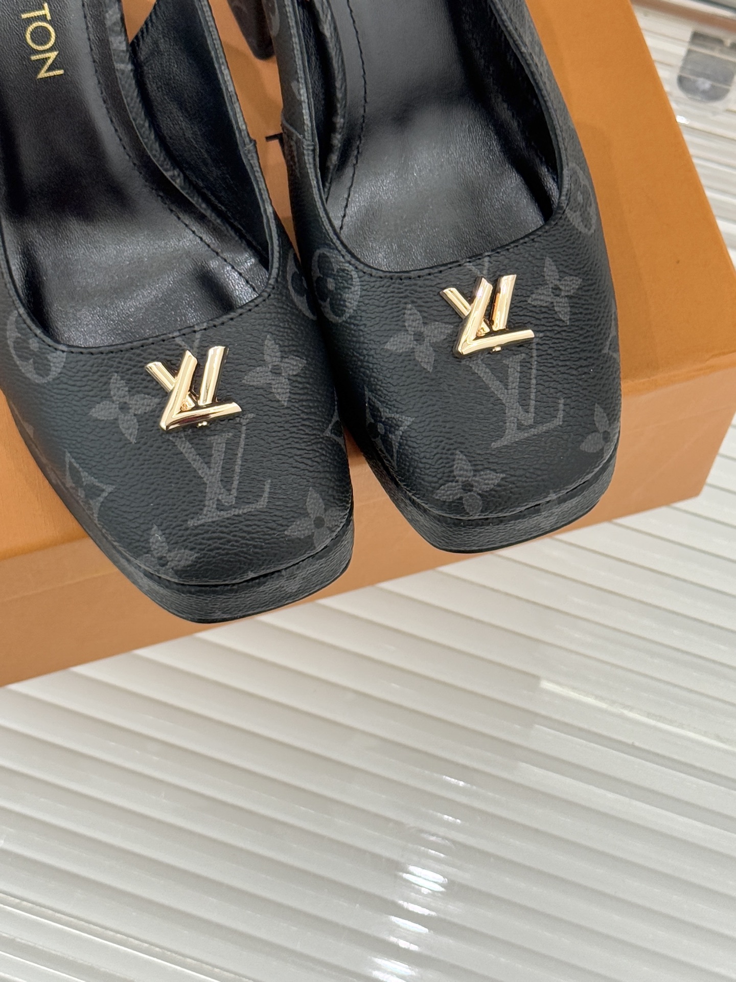 L*V驴家26WF春夏新品复古老花金属扣防水台粗跟高跟凉鞋当经典老花邂逅2026春夏潮流这款高跟凉鞋自带