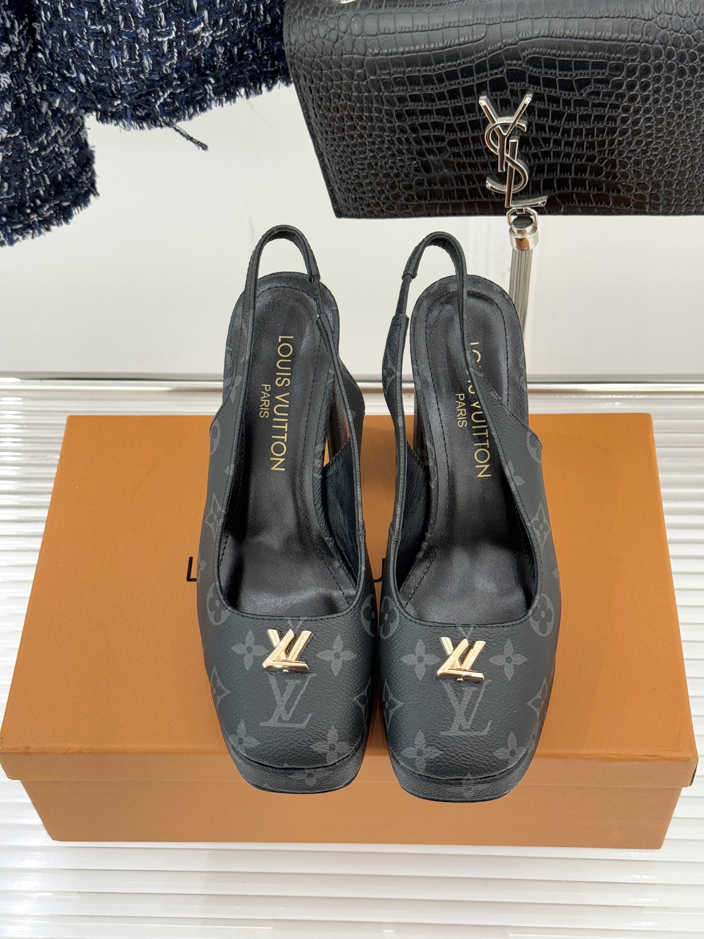 L*V驴家26WF春夏新品复古老花金属扣防水台粗跟高跟凉鞋当经典老花邂逅2026春夏潮流这款高跟凉鞋自带